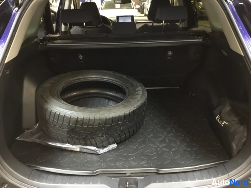 Sininen Toyota RAV4 2020, tavaratila, kuva 10