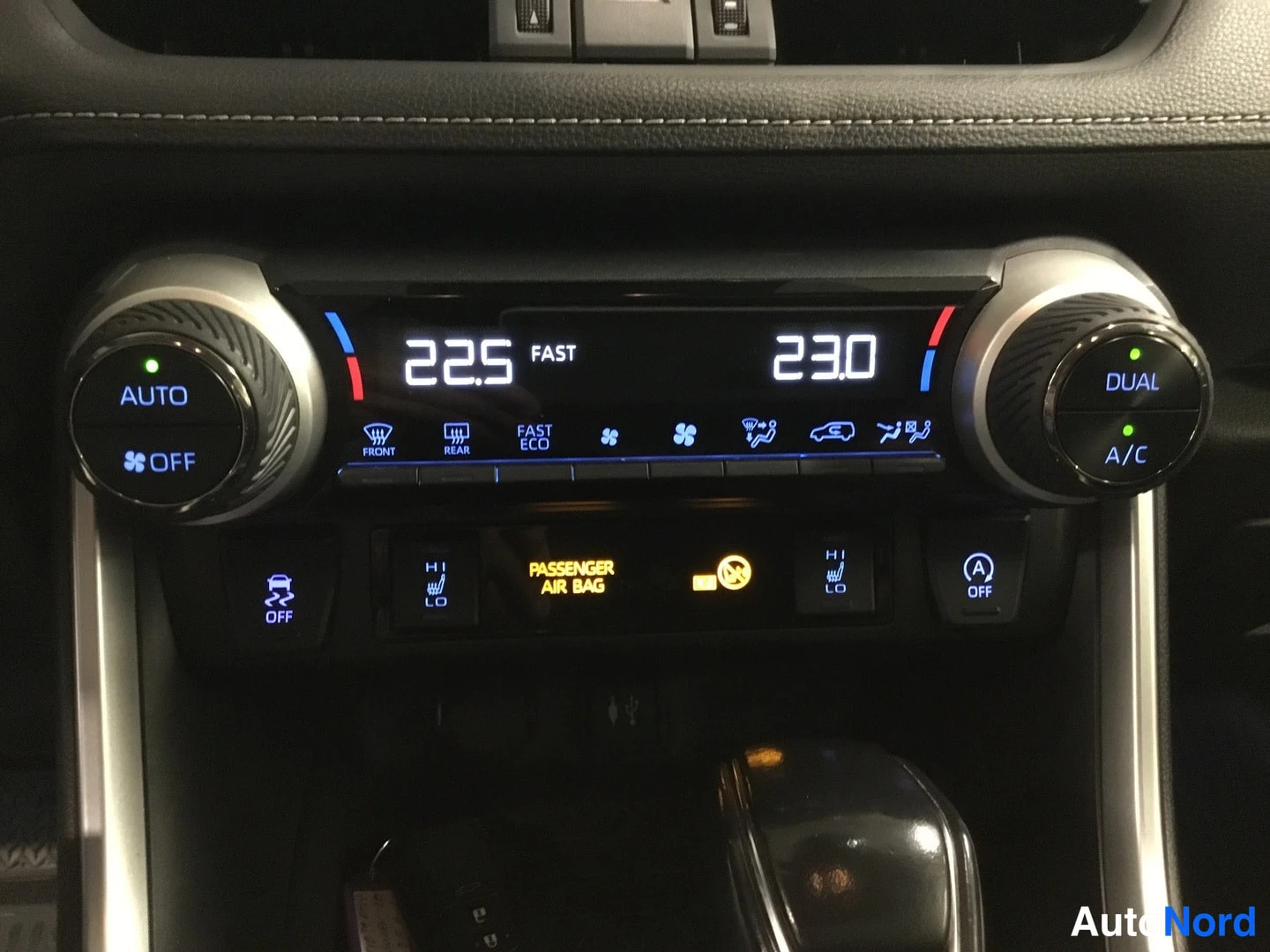 Sininen Toyota RAV4 2020, yksityiskohta, kuva 11