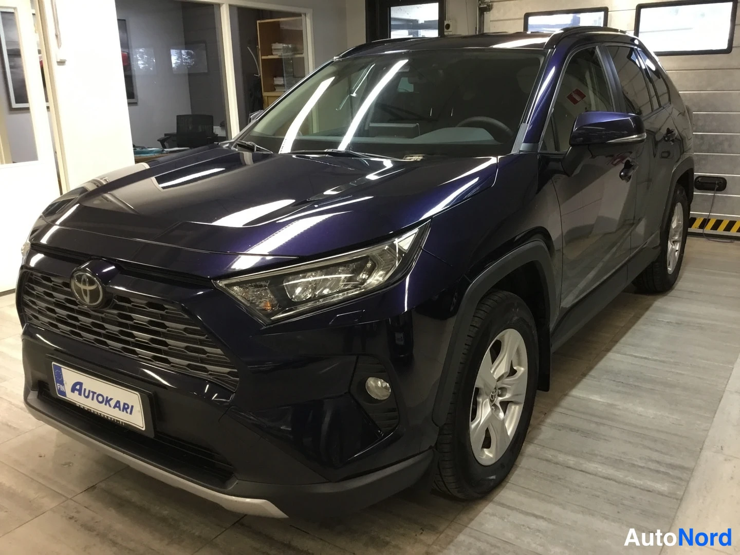 Sininen Toyota RAV4 2020, etuviisto, keula vasemmalle, kuva 2