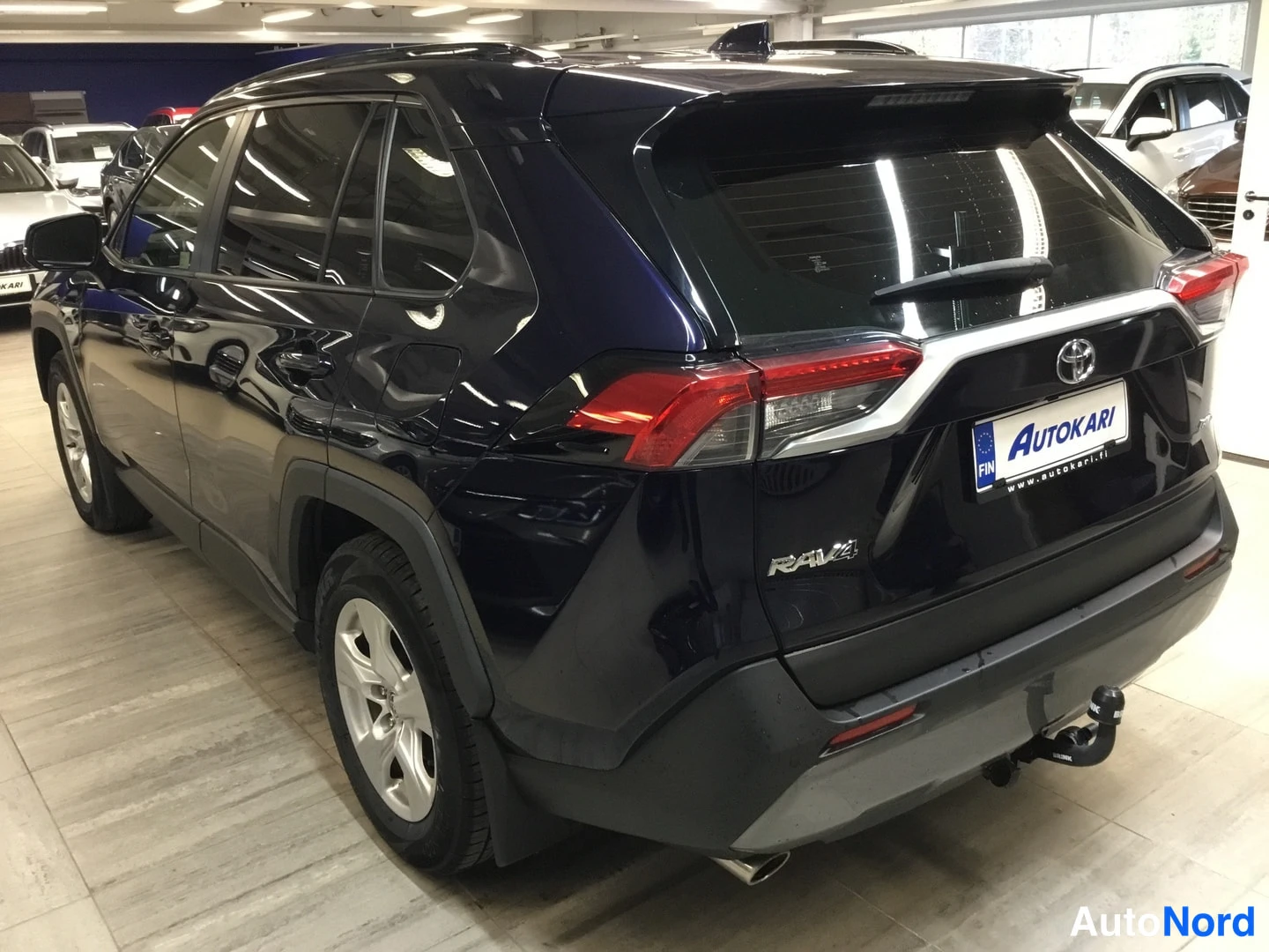 Sininen Toyota RAV4 2020, takaviisto, kuva 5