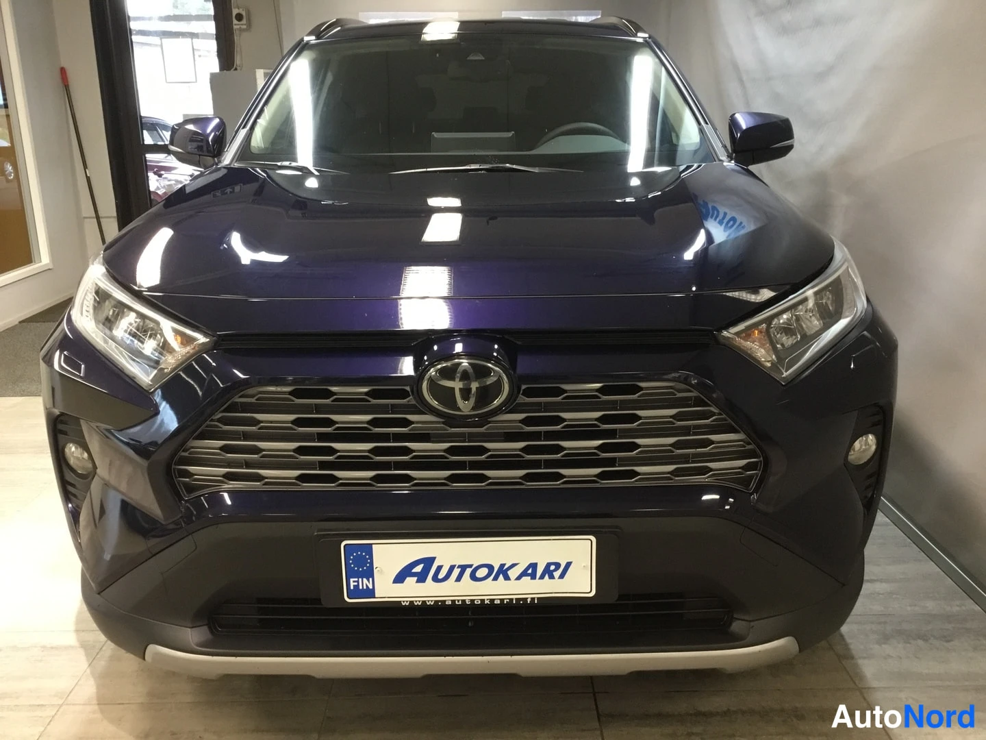 Sininen Toyota RAV4 2020, edestä, kuva 3