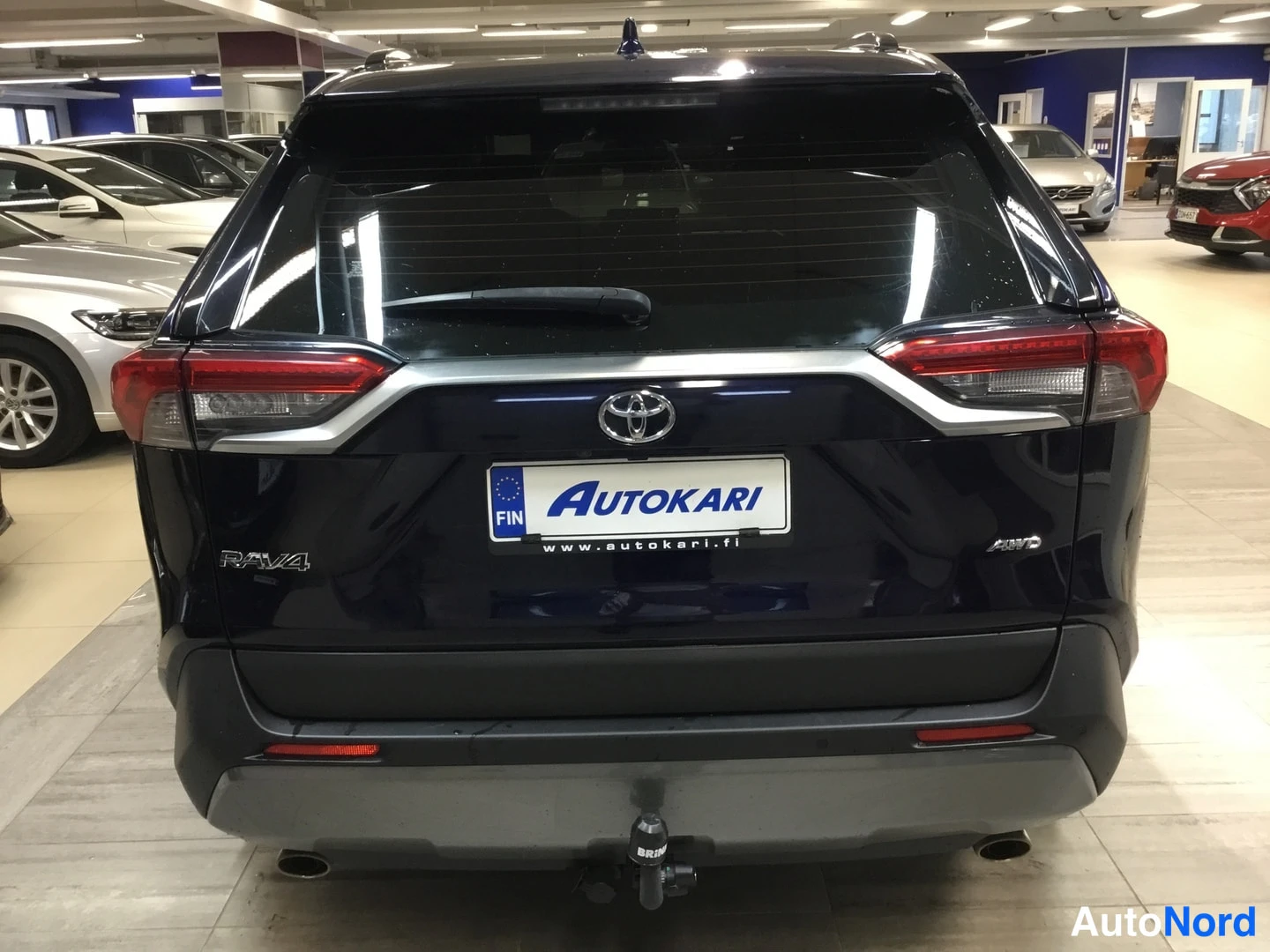 Sininen Toyota RAV4 2020, takaa, kuva 6