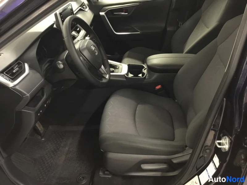 Sininen Toyota RAV4 2020, etuistuimet, kuva 8