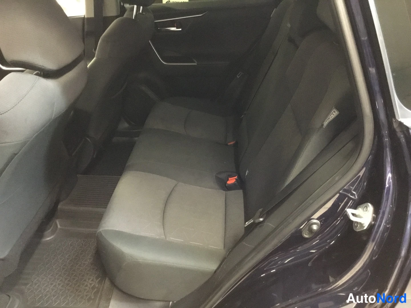 Sininen Toyota RAV4 2020, takaistuimet, kuva 9