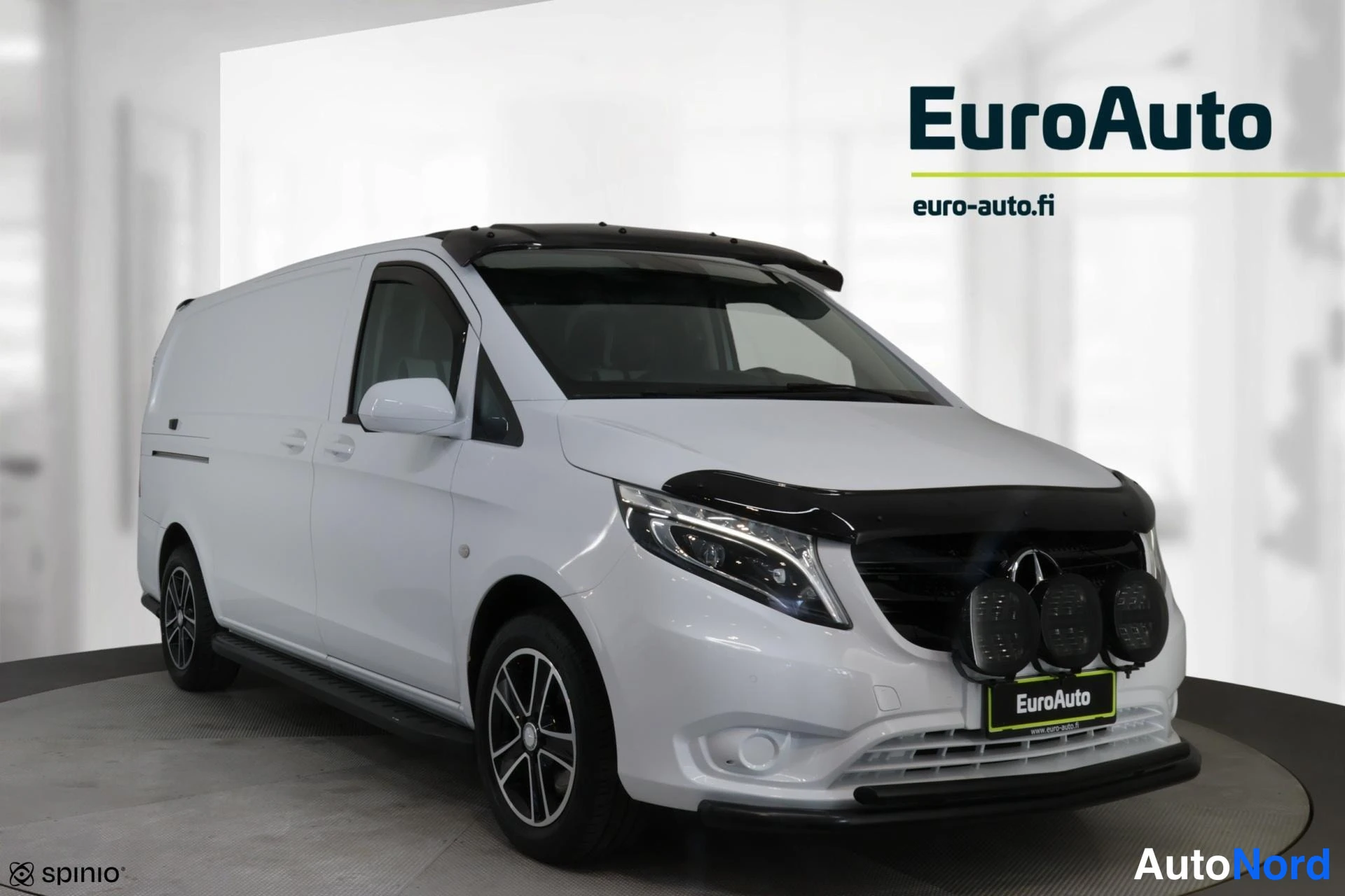 Valkoinen Mercedes-Benz Vito 2021, etuviisto, keula oikealle, kuva 3