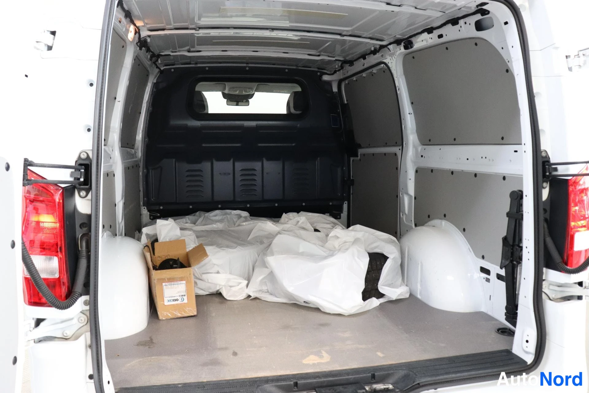 Valkoinen Mercedes-Benz Vito 2021, tavaratila, kuva 10
