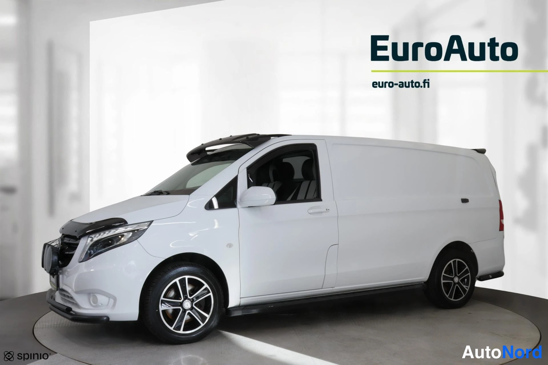 Valkoinen Mercedes-Benz Vito 2021, etuviisto, keula vasemmalle, kuva 2