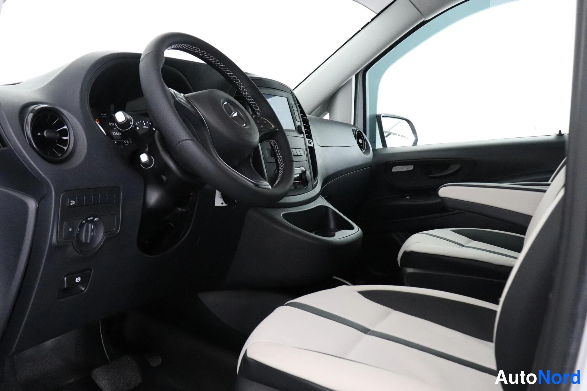 Valkoinen Mercedes-Benz Vito 2021, ohjaamo, kuva 7