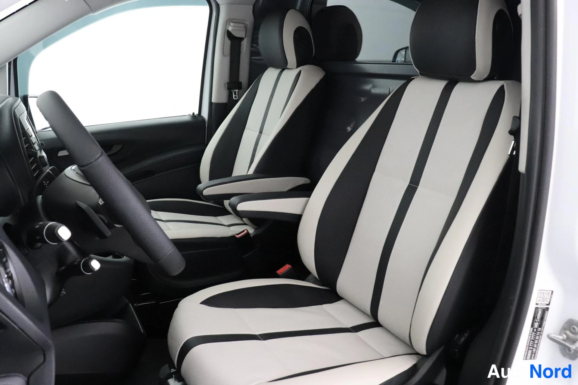 Valkoinen Mercedes-Benz Vito 2021, etuistuimet, kuva 8