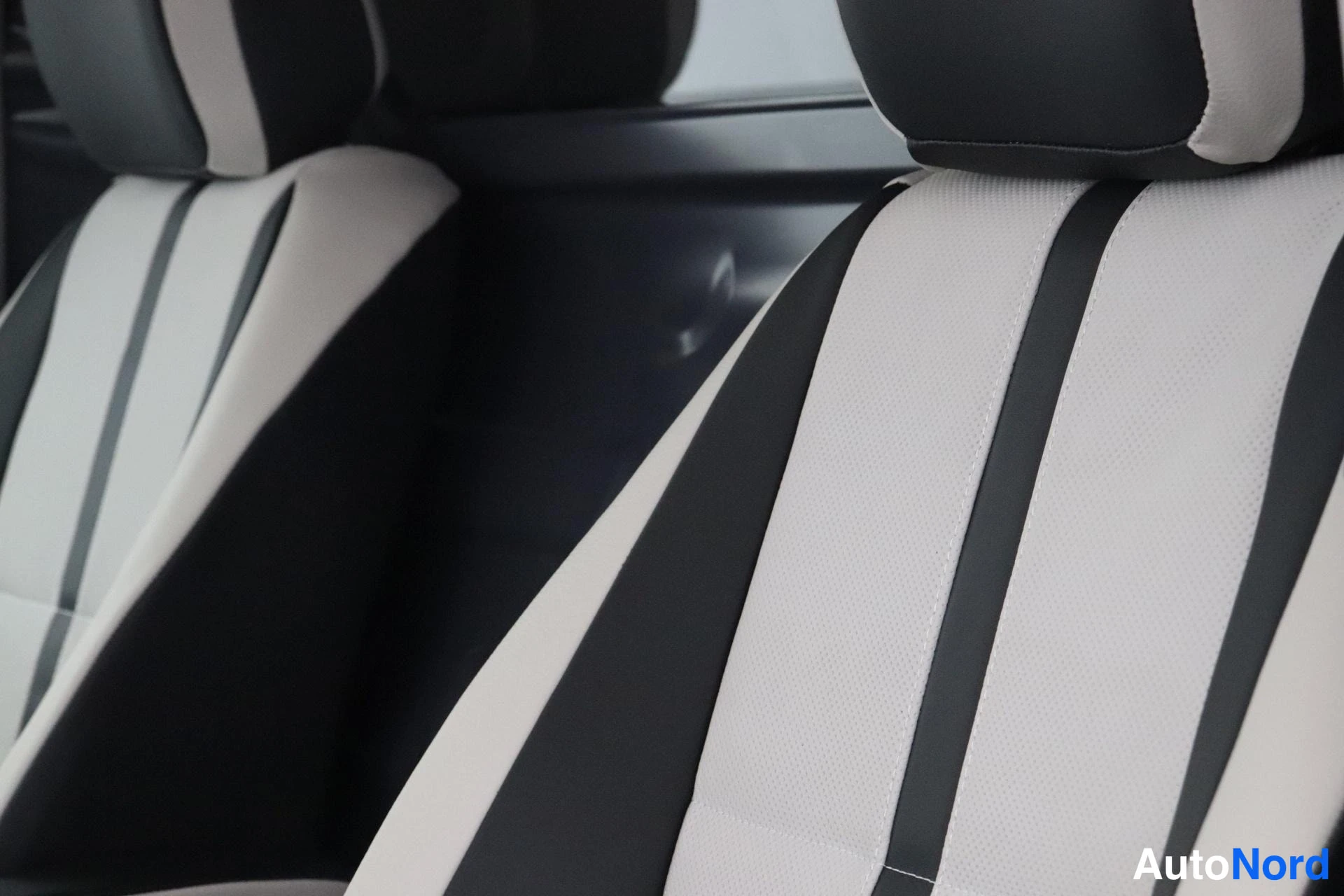 Valkoinen Mercedes-Benz Vito 2021, etuistuimet, kuva 9