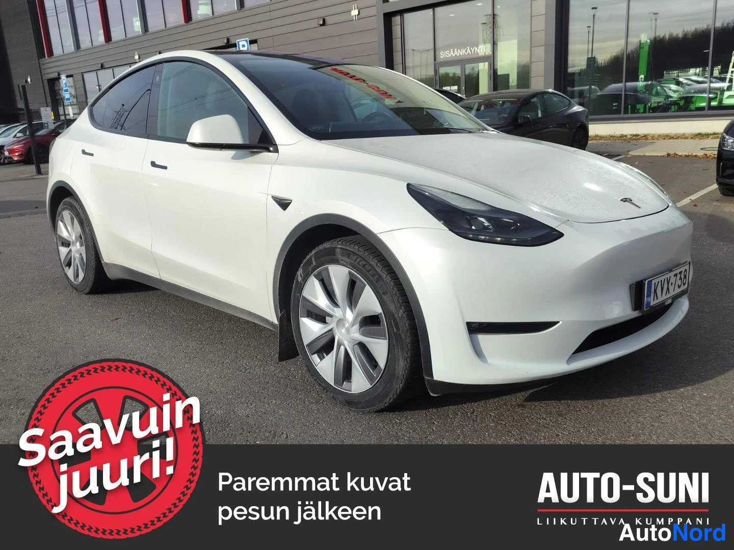 Valkoinen Tesla Model Y 2023, etuviisto, keula oikealle, kuva 2