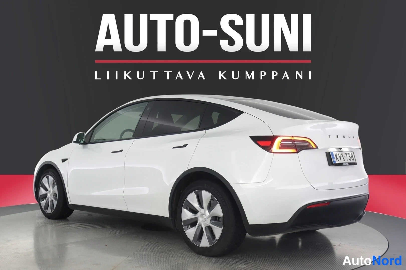 Valkoinen Tesla Model Y 2023, takaviisto, kuva 6