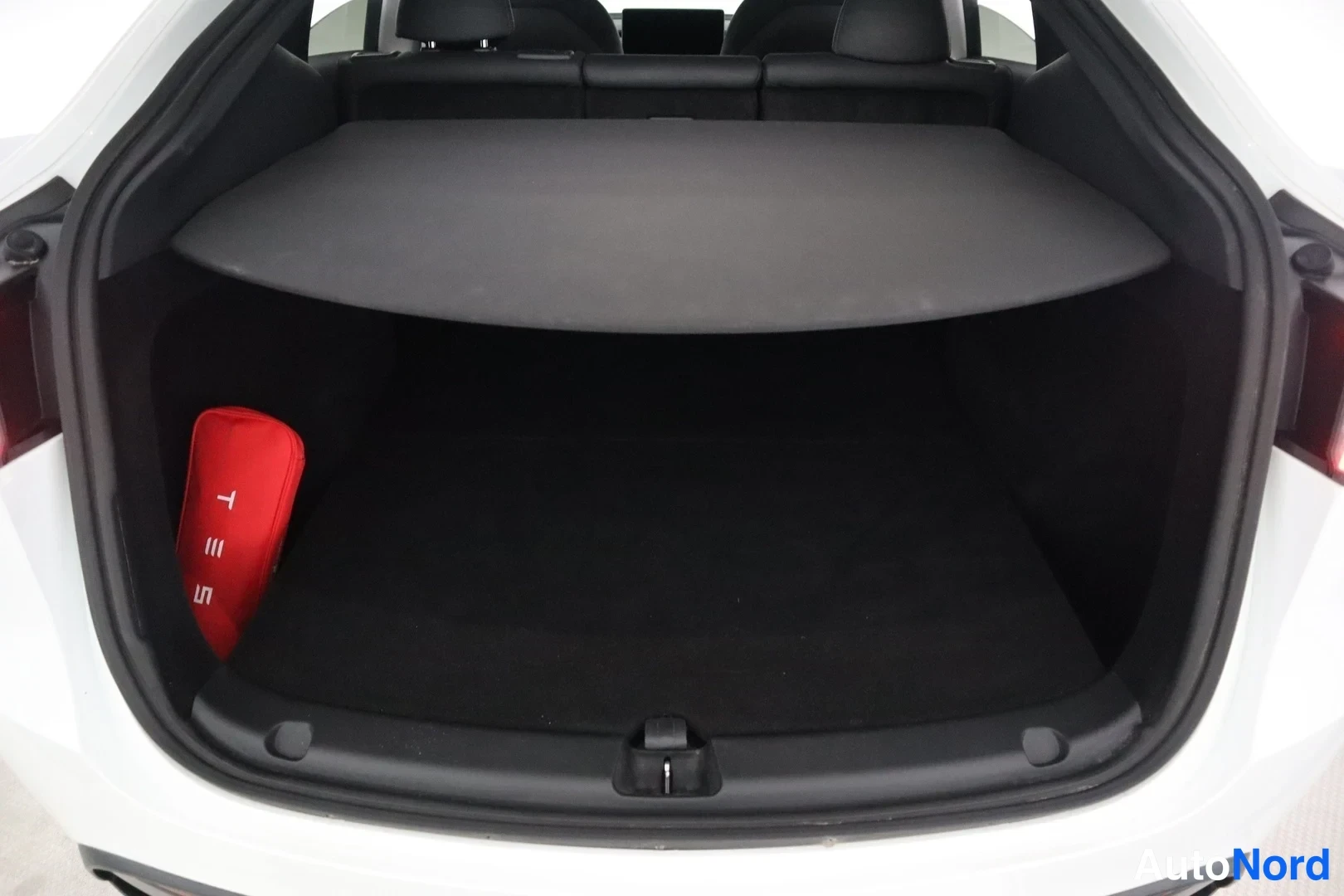 Valkoinen Tesla Model Y 2023, tavaratila, kuva 13