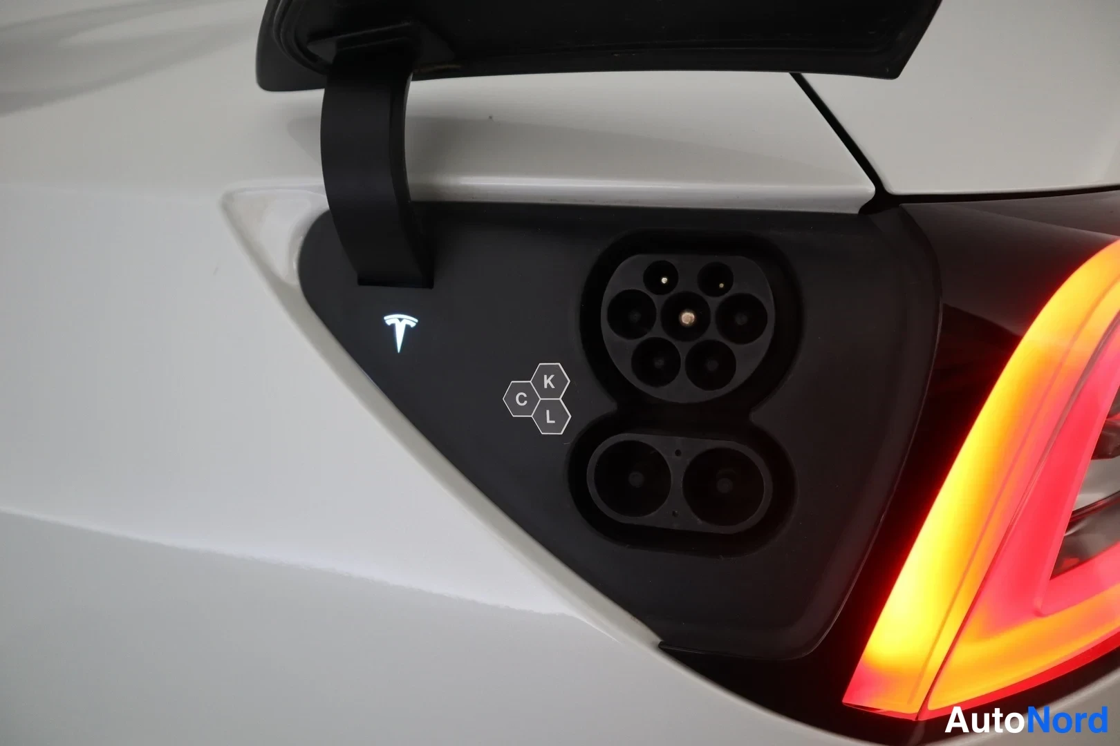 Valkoinen Tesla Model Y 2023, yksityiskohta, kuva 19