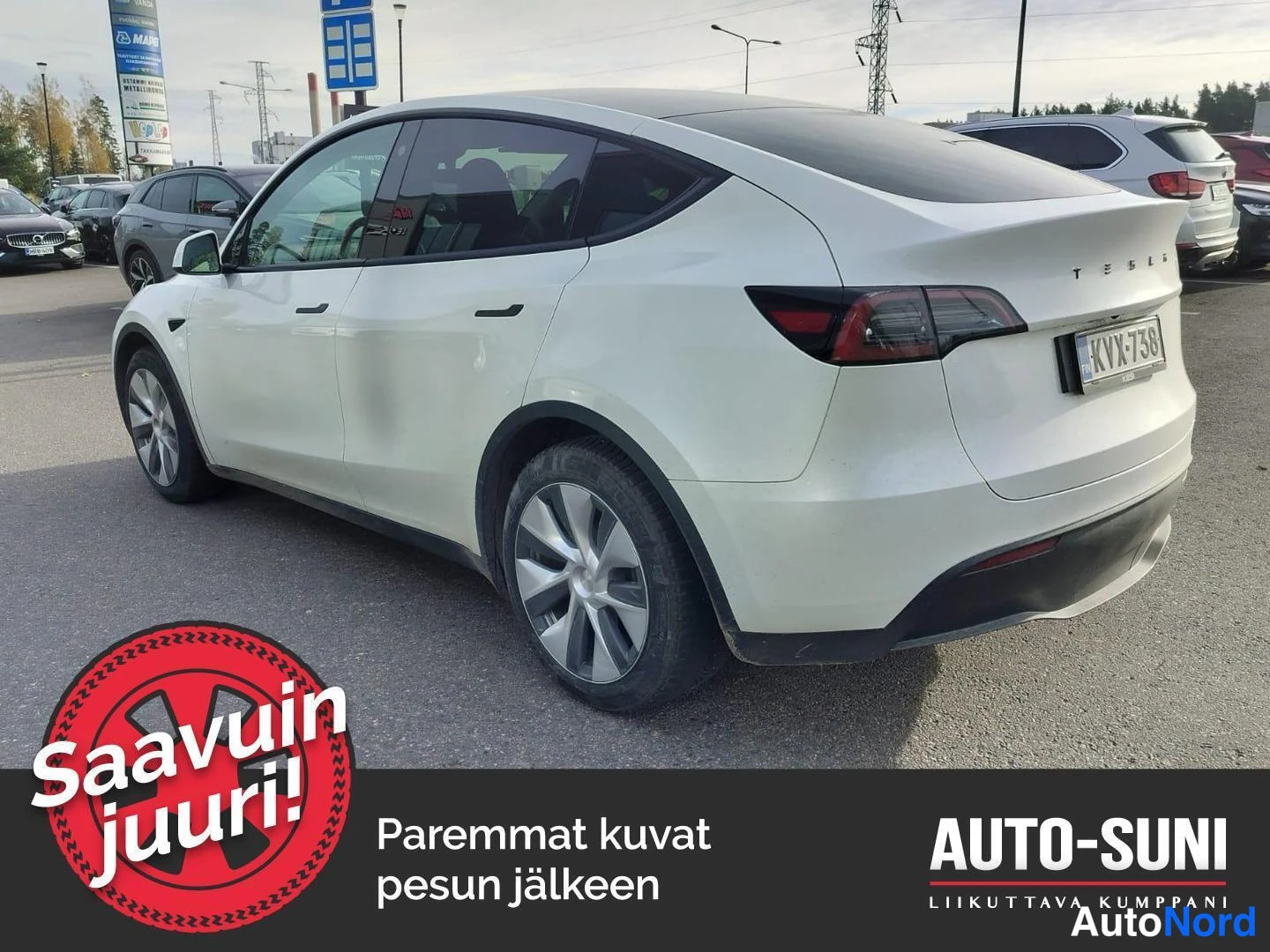 Valkoinen Tesla Model Y 2023, takaviisto, kuva 4