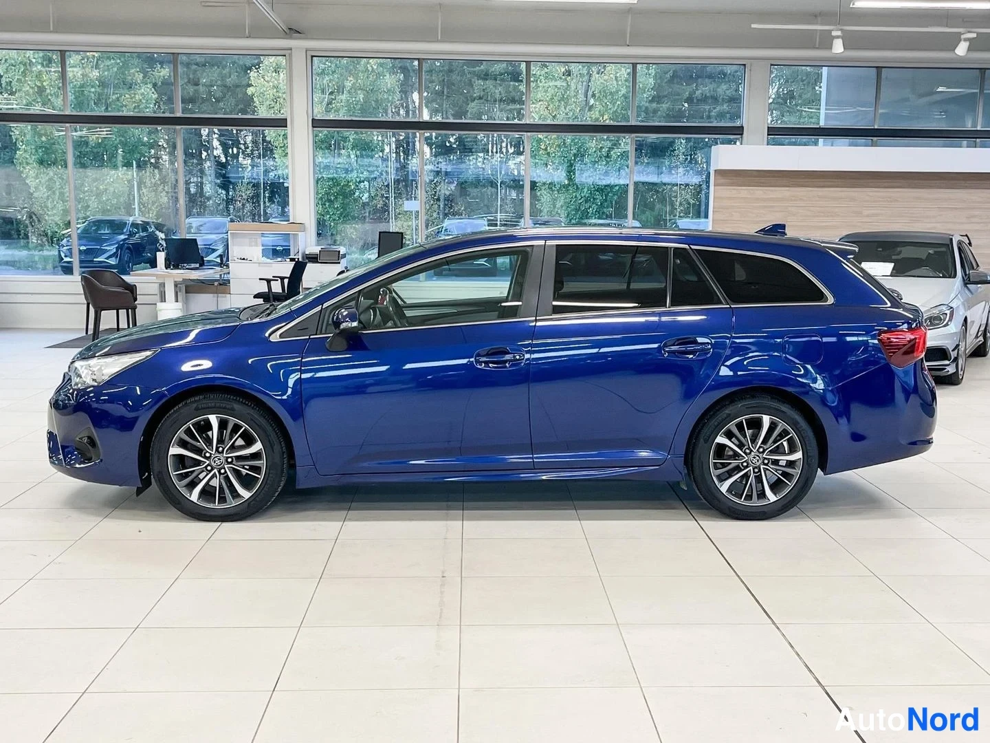 Sininen Toyota Avensis 2017, etuviisto, keula vasemmalle, kuva 2