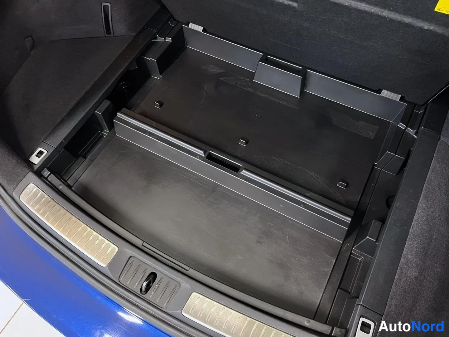 Sininen Toyota Avensis 2017, tavaratila, kuva 15