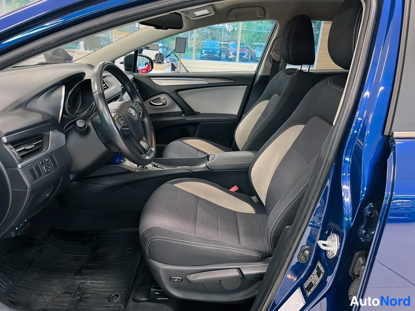 Sininen Toyota Avensis 2017, ohjaamo, kuva 6