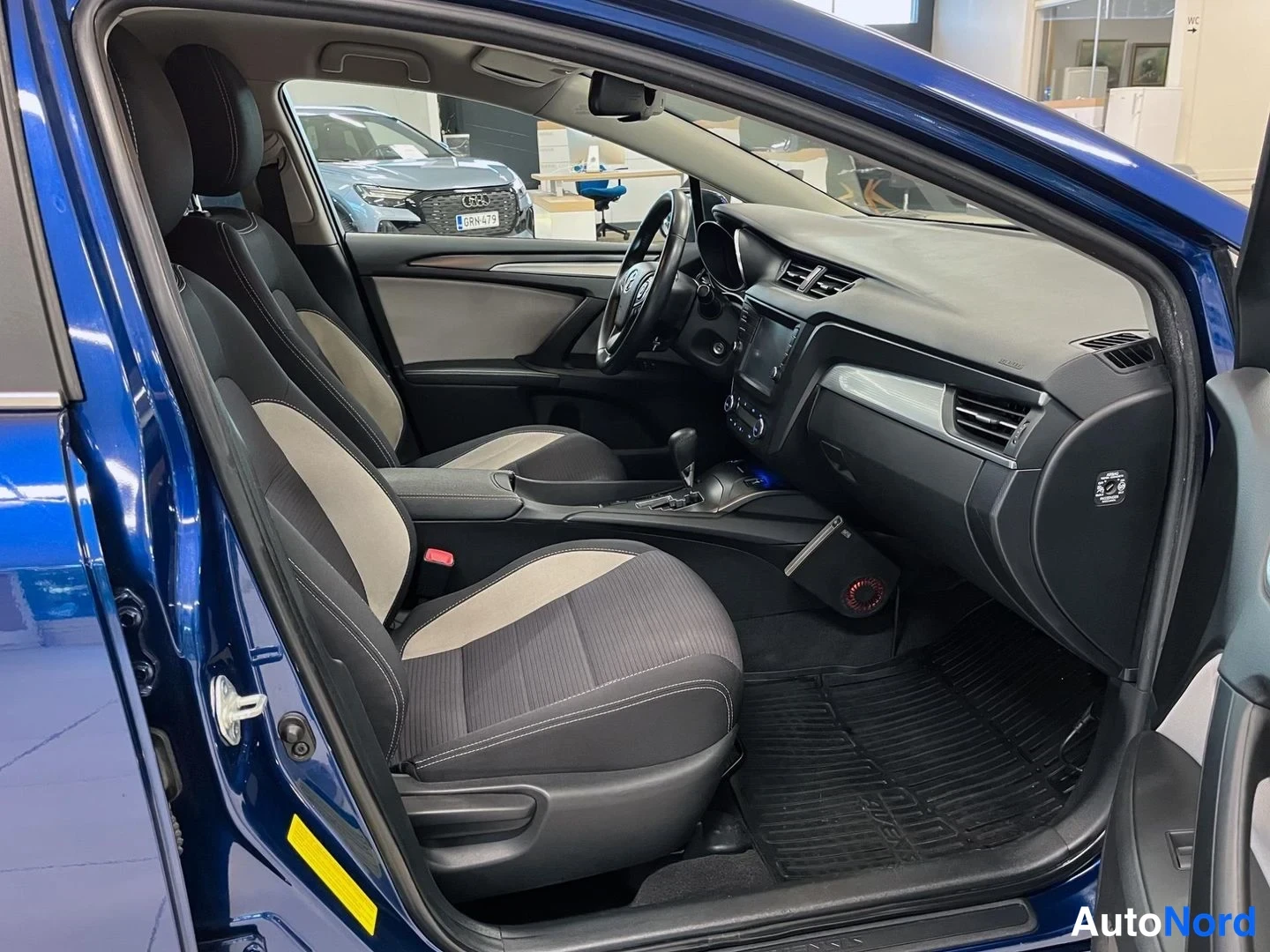 Sininen Toyota Avensis 2017, ohjaamo, kuva 7