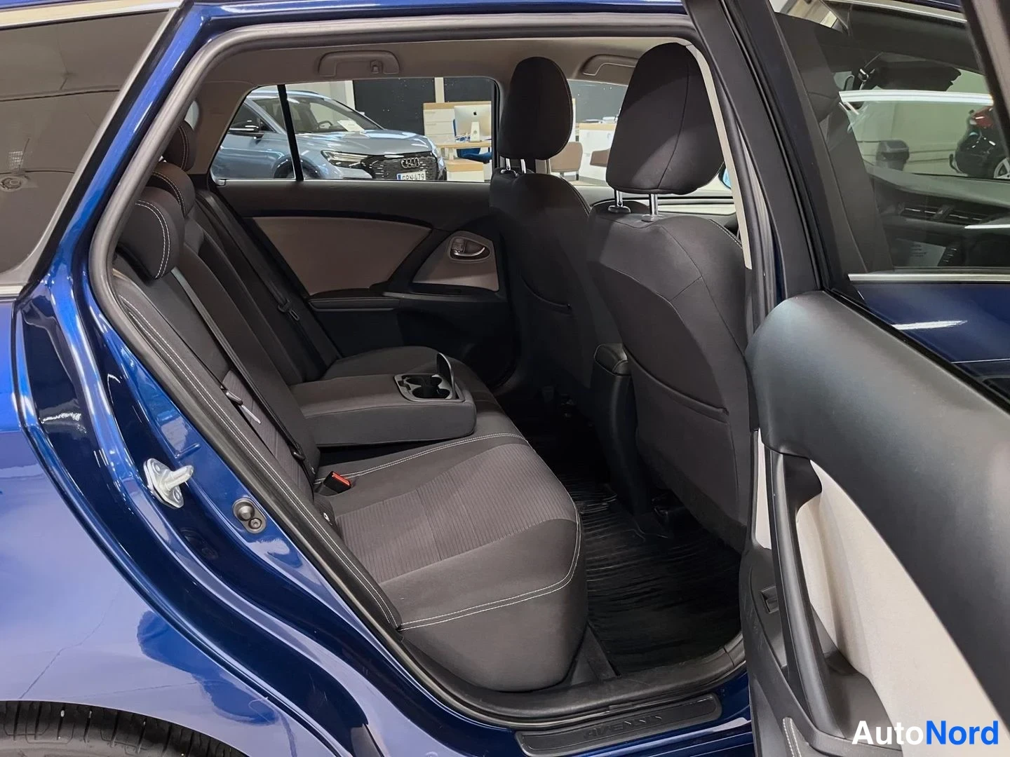 Sininen Toyota Avensis 2017, takaistuimet, kuva 10