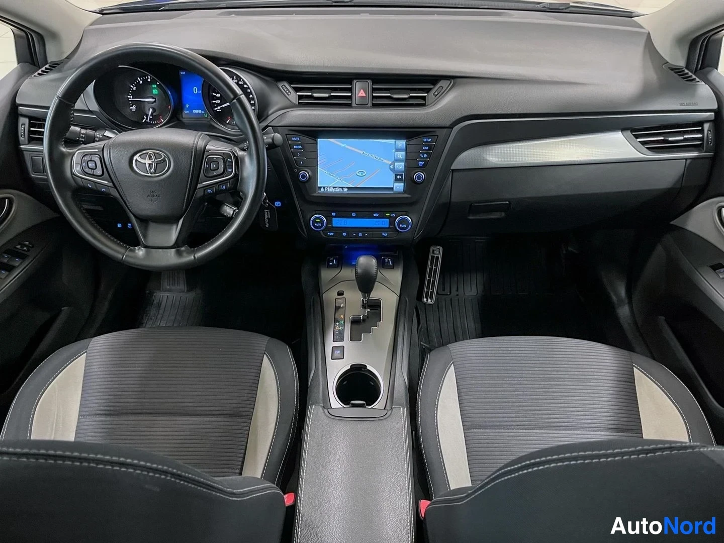 Sininen Toyota Avensis 2017, ohjaamo, kuva 8