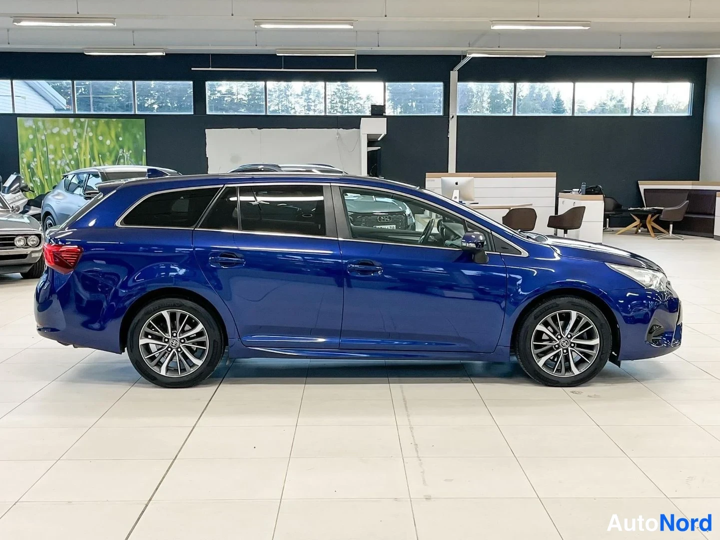 Sininen Toyota Avensis 2017, takaviisto, kuva 4