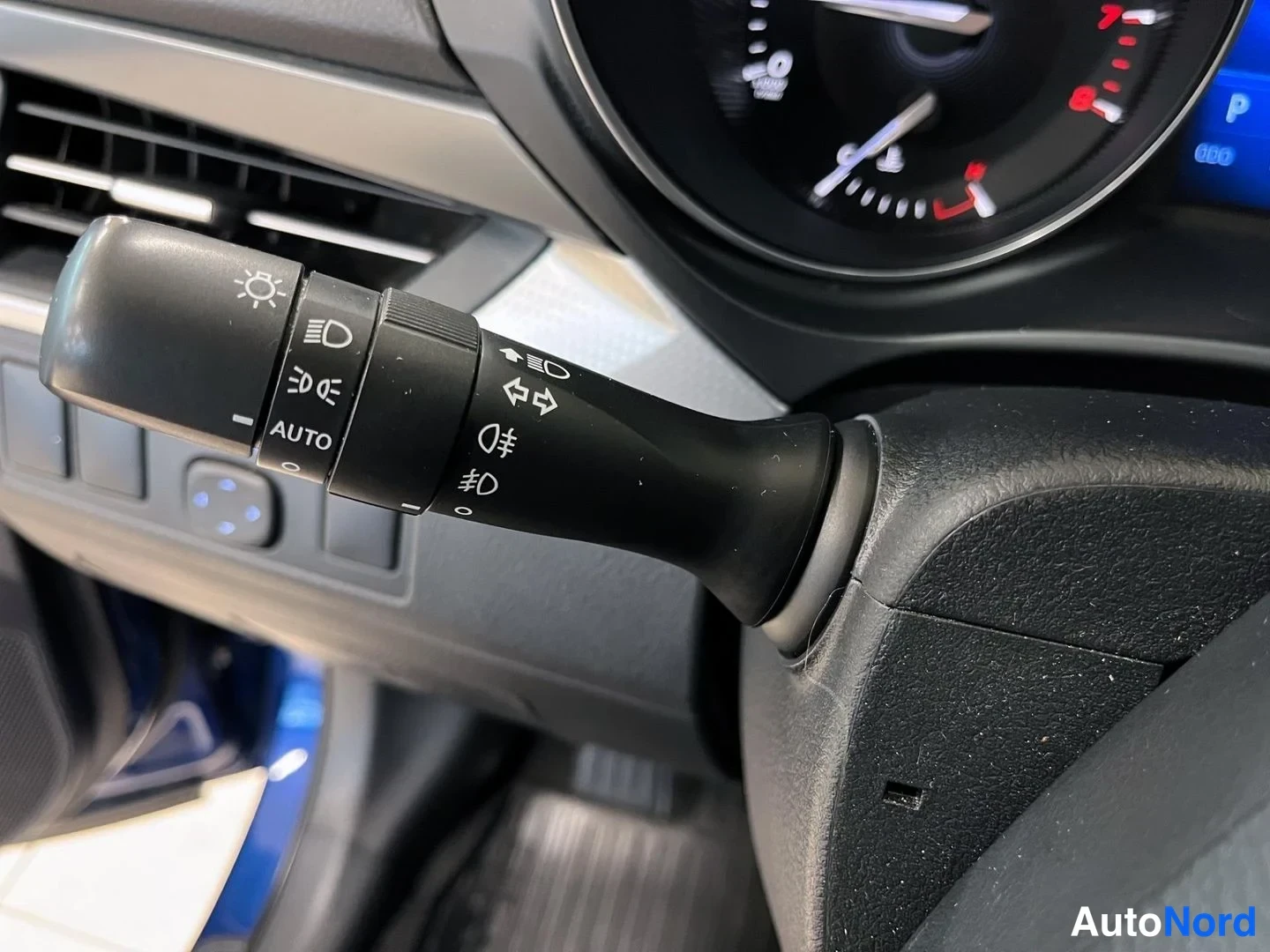 Sininen Toyota Avensis 2017, yksityiskohta, kuva 23