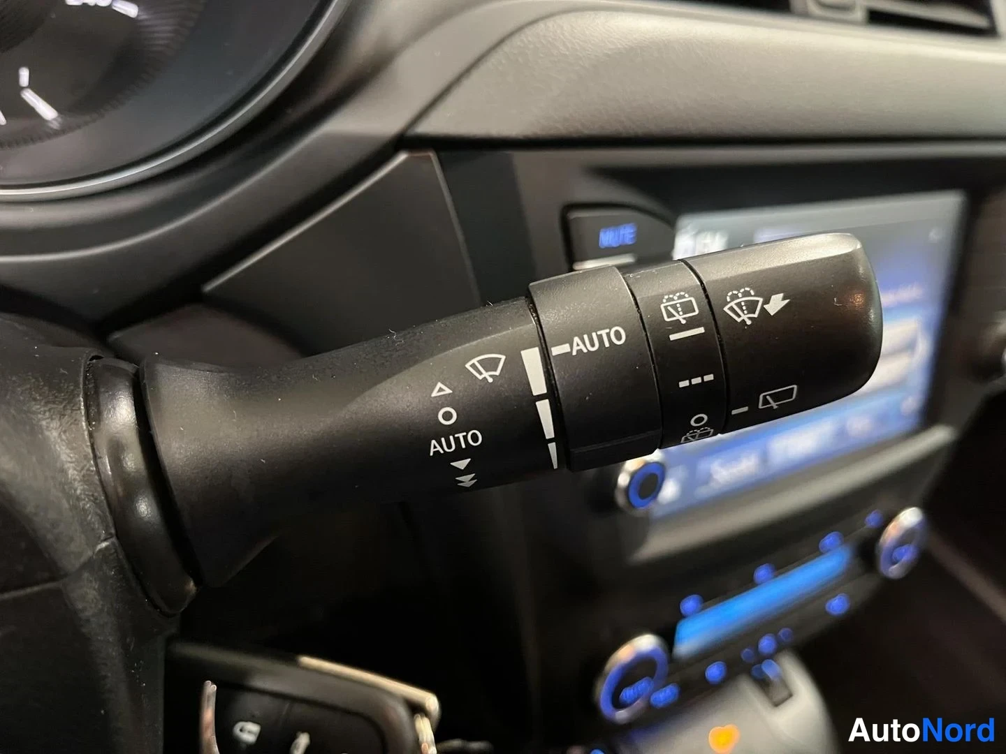 Sininen Toyota Avensis 2017, yksityiskohta, kuva 24