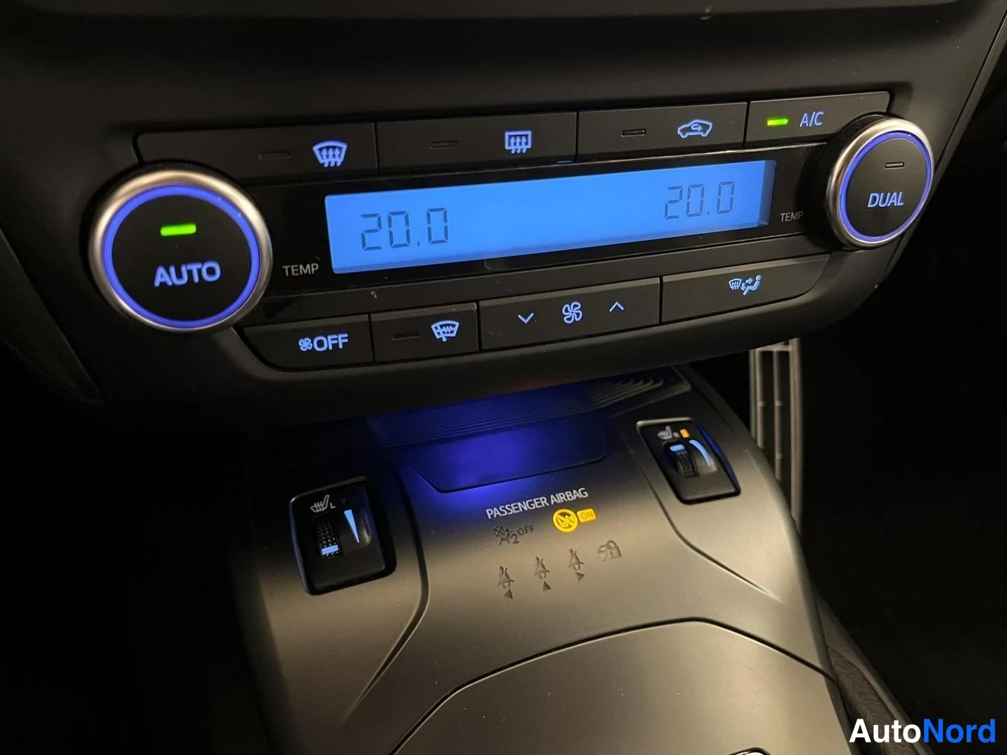 Sininen Toyota Avensis 2017, yksityiskohta, kuva 31