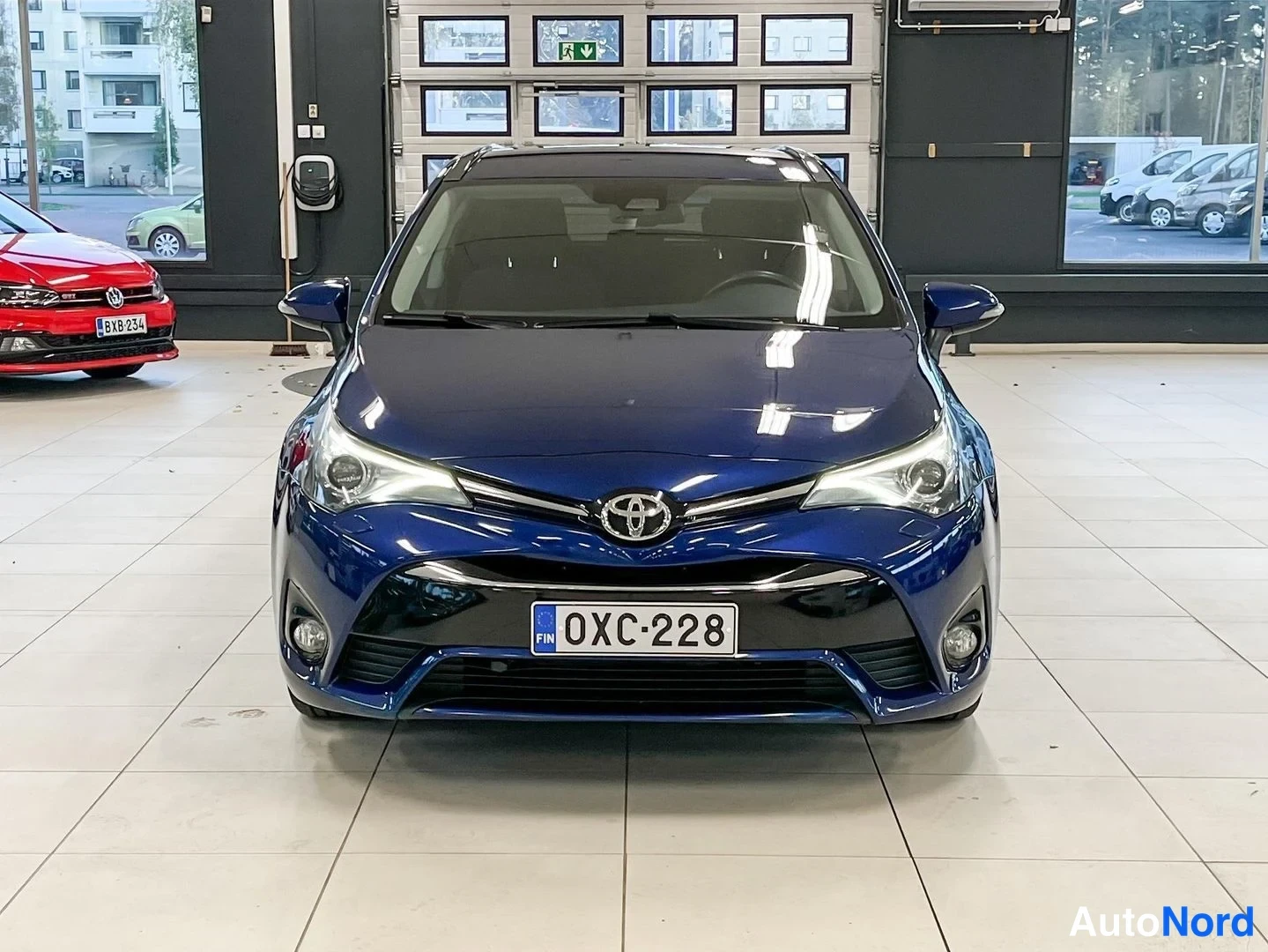 Sininen Toyota Avensis 2017, edestä, kuva 3