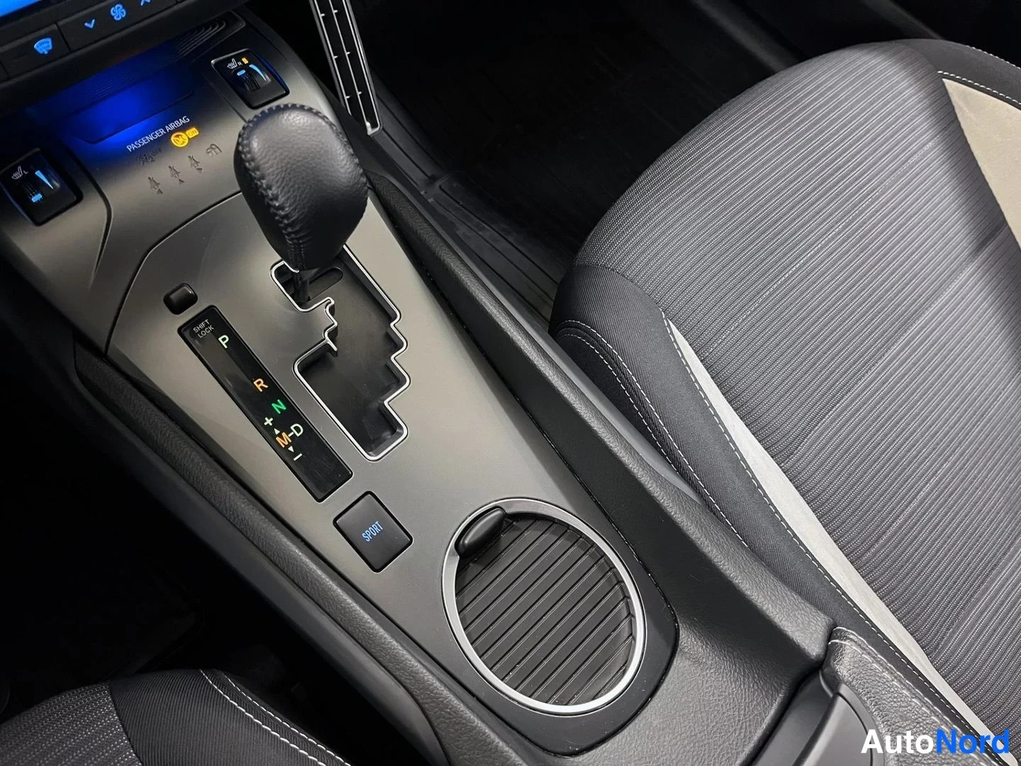 Sininen Toyota Avensis 2017, yksityiskohta, kuva 32