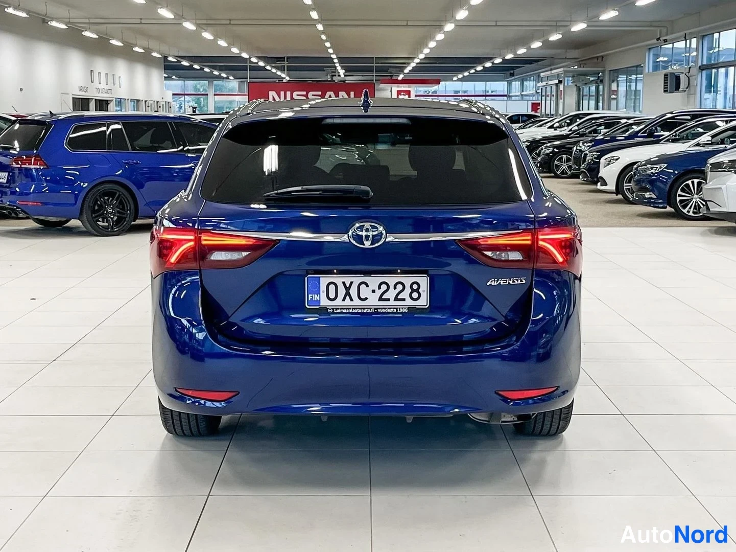 Sininen Toyota Avensis 2017, takaa, kuva 5