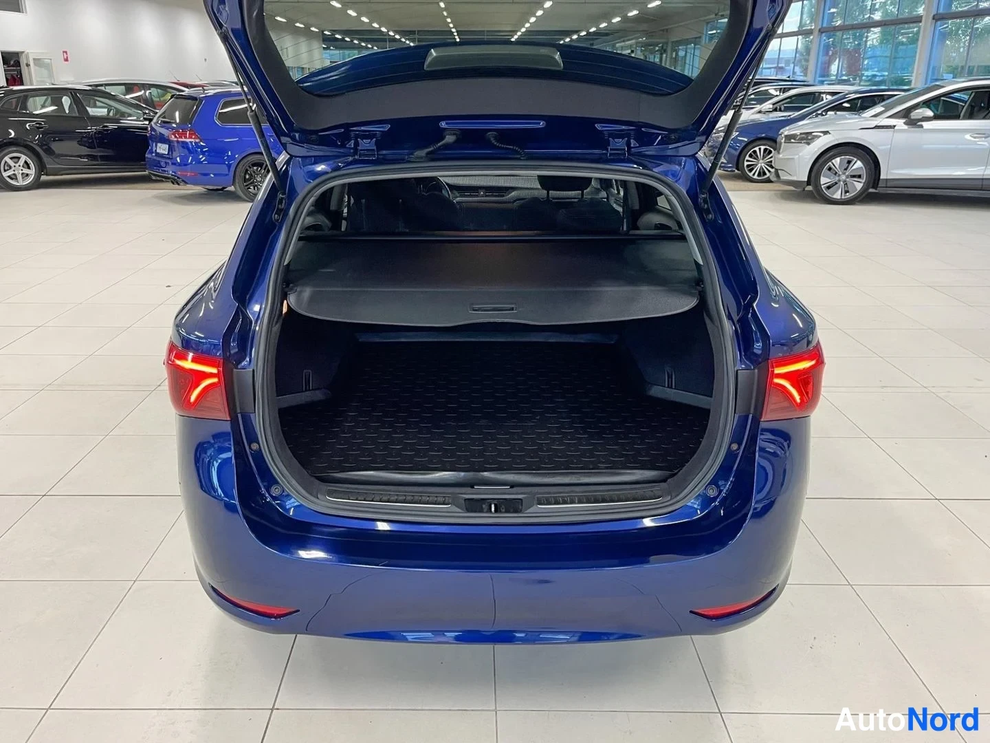 Sininen Toyota Avensis 2017, tavaratila, kuva 11