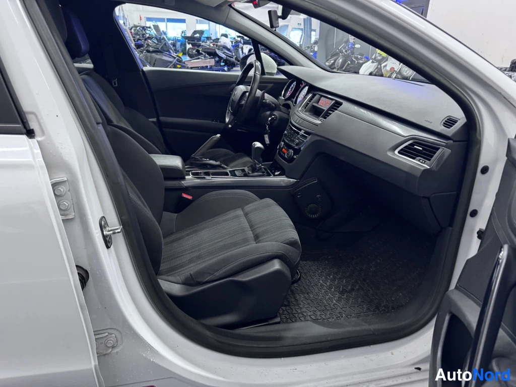 Valkoinen Peugeot 508 2012, etuistuimet, kuva 9