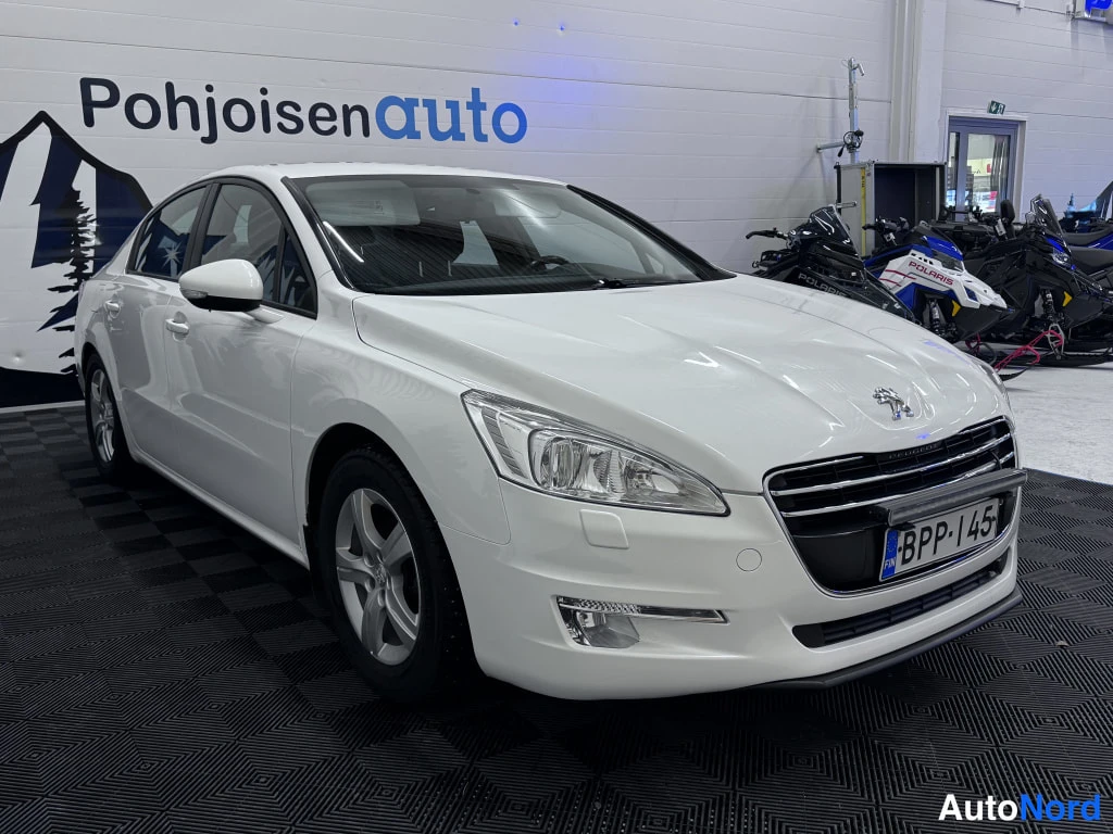 Valkoinen Peugeot 508 2012, etuviisto, keula oikealle, kuva 2