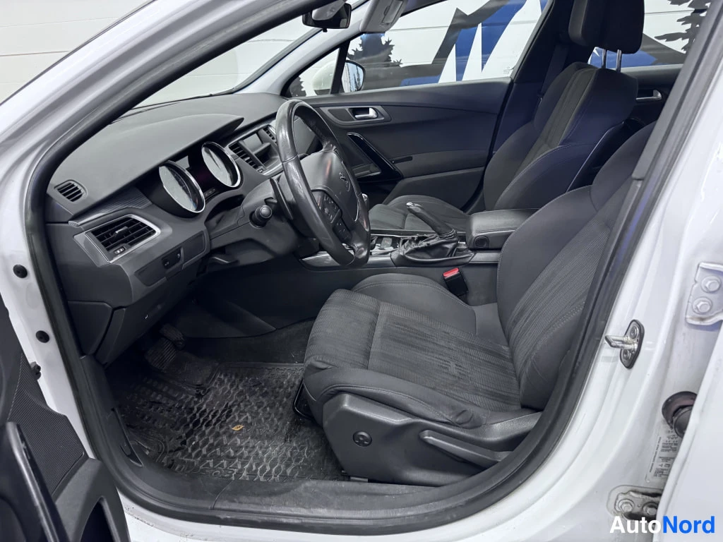 Valkoinen Peugeot 508 2012, ohjaamo, kuva 6
