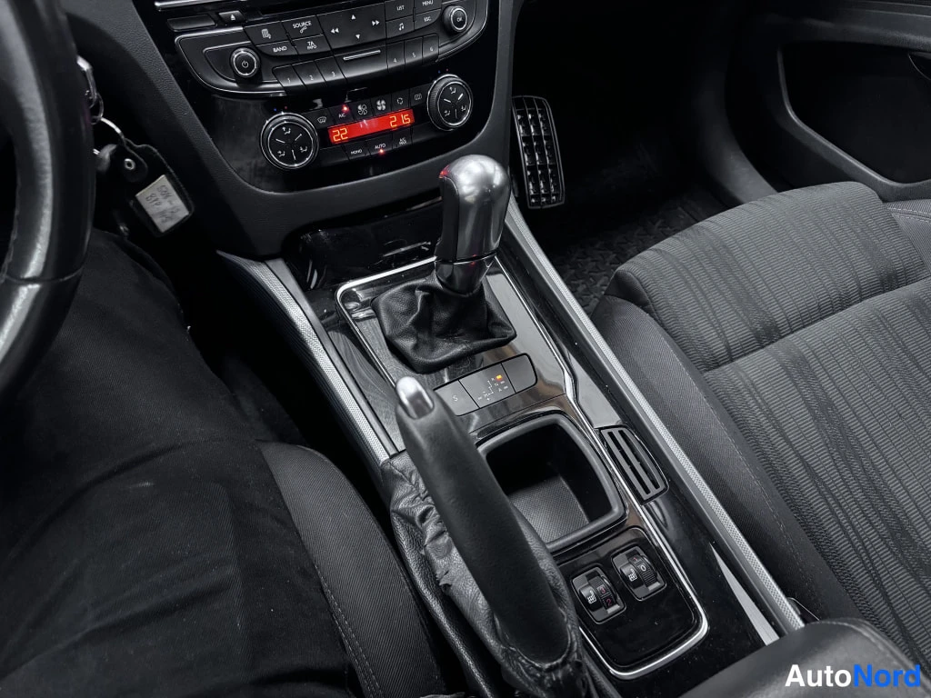 Valkoinen Peugeot 508 2012, ohjaamo, kuva 7