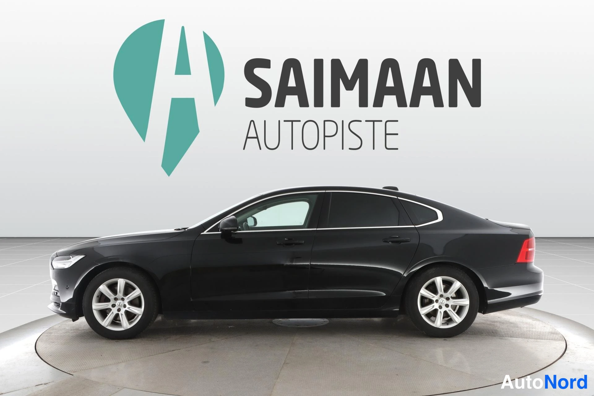 Musta Volvo S90 2017, sivulta, kuva 4