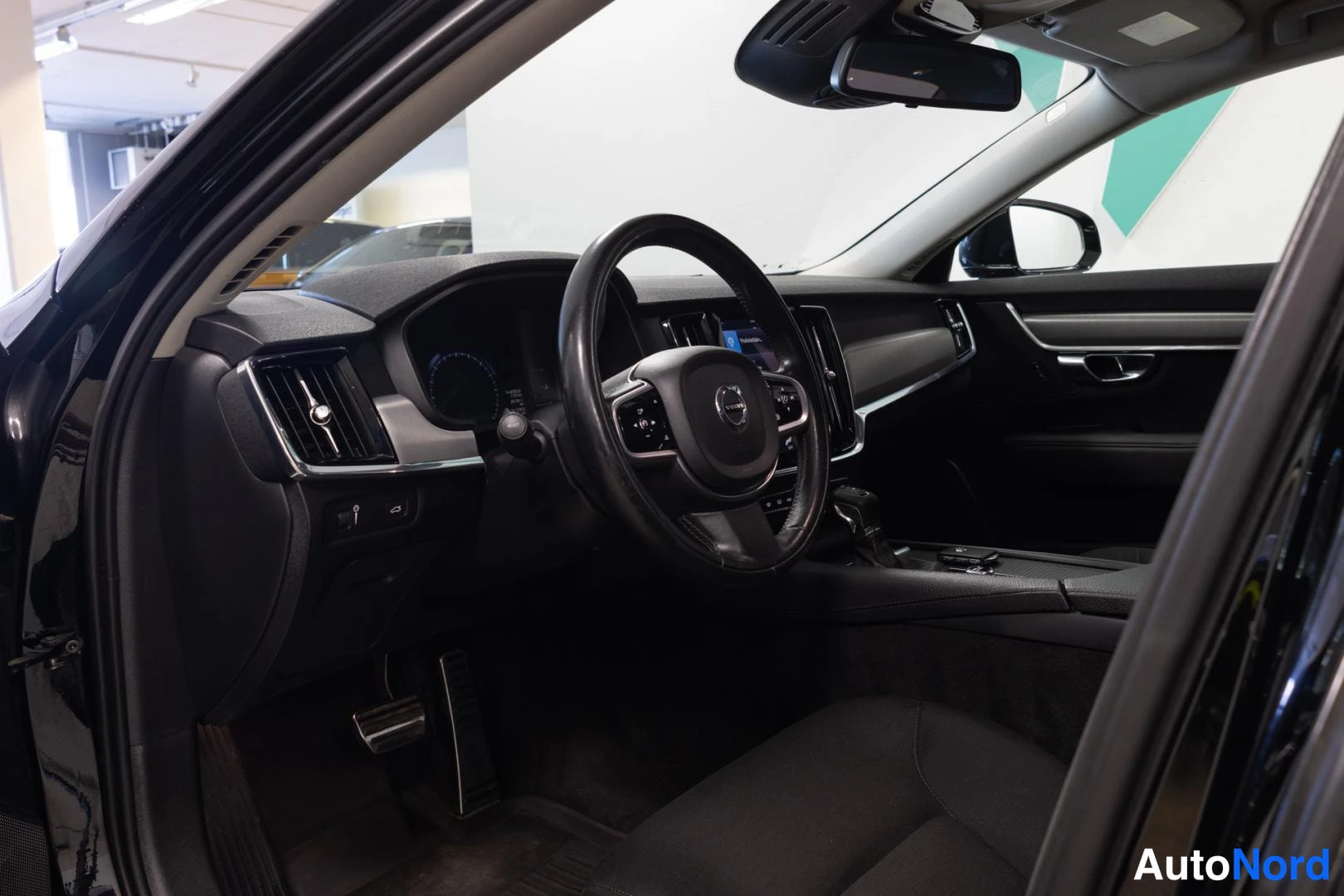 Musta Volvo S90 2017, ohjaamo, kuva 9