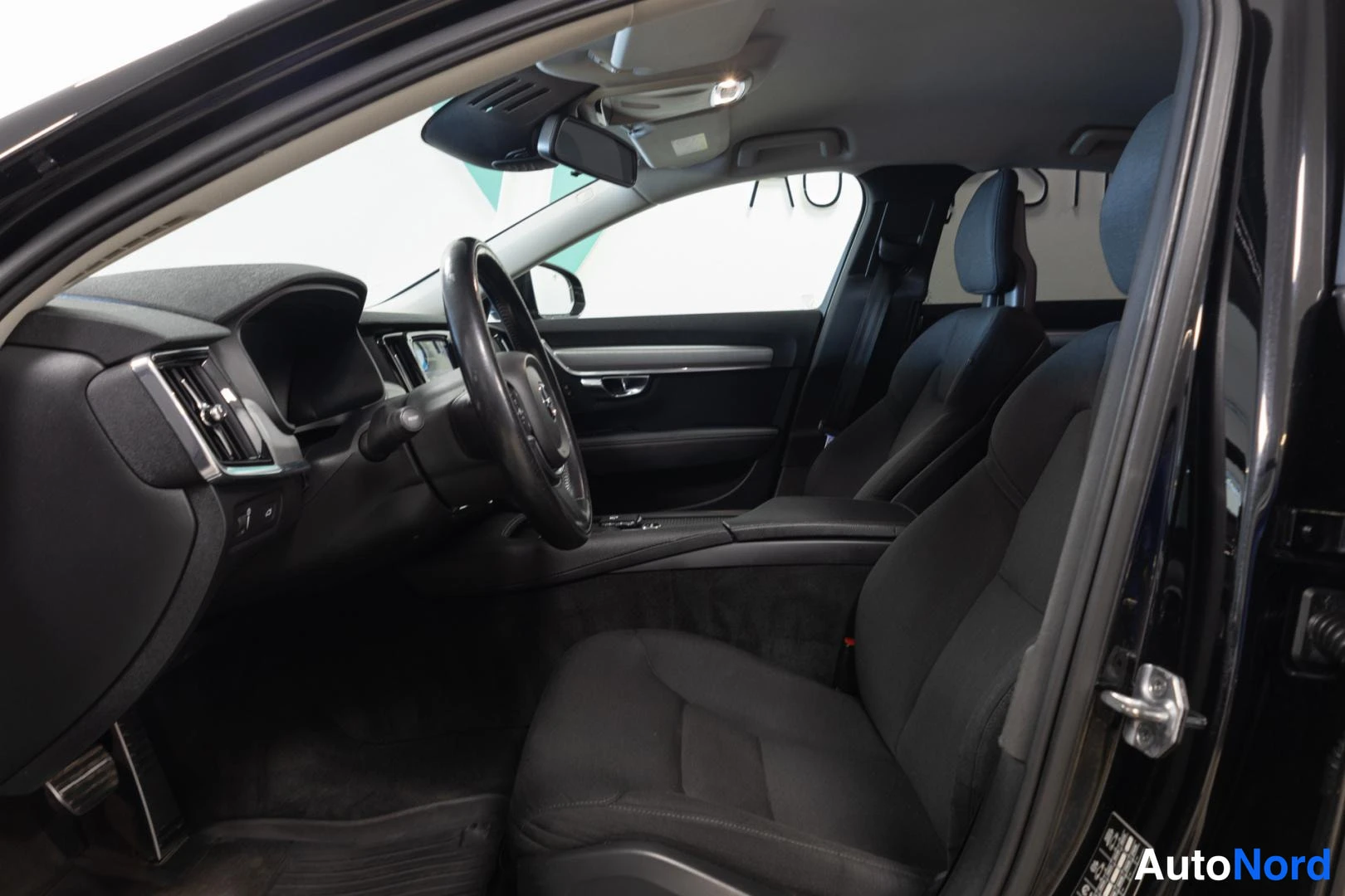 Musta Volvo S90 2017, etuistuimet, kuva 12