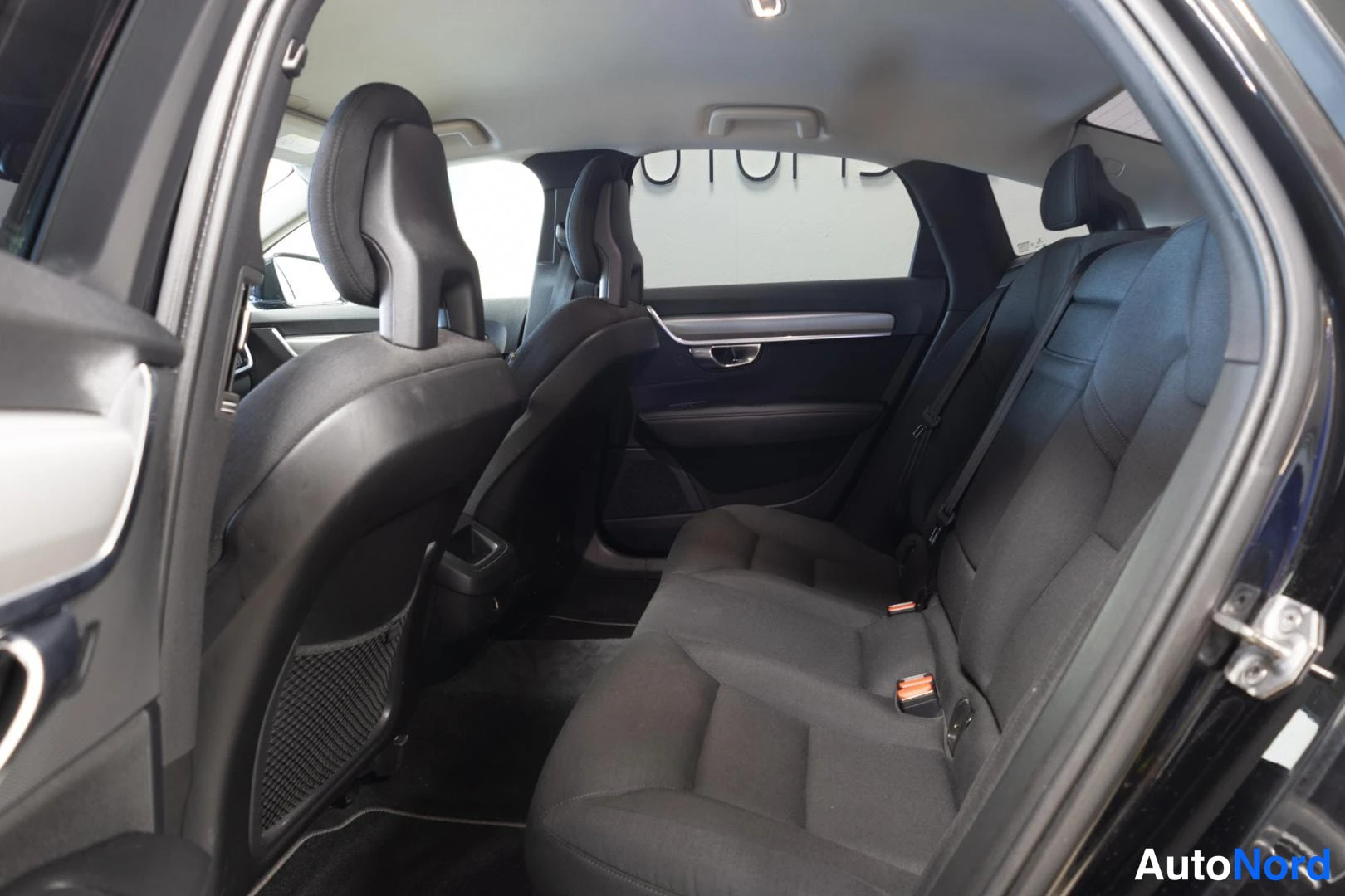Musta Volvo S90 2017, takaistuimet, kuva 13