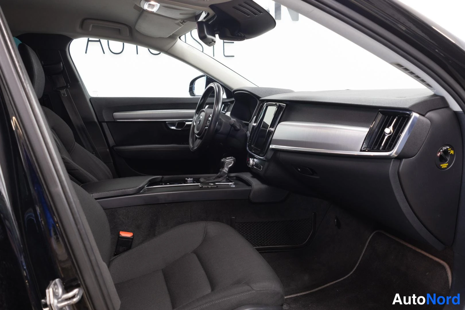 Musta Volvo S90 2017, ohjaamo, kuva 10