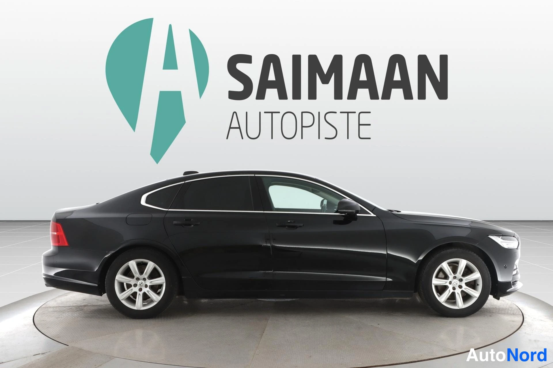 Musta Volvo S90 2017, sivulta, kuva 5