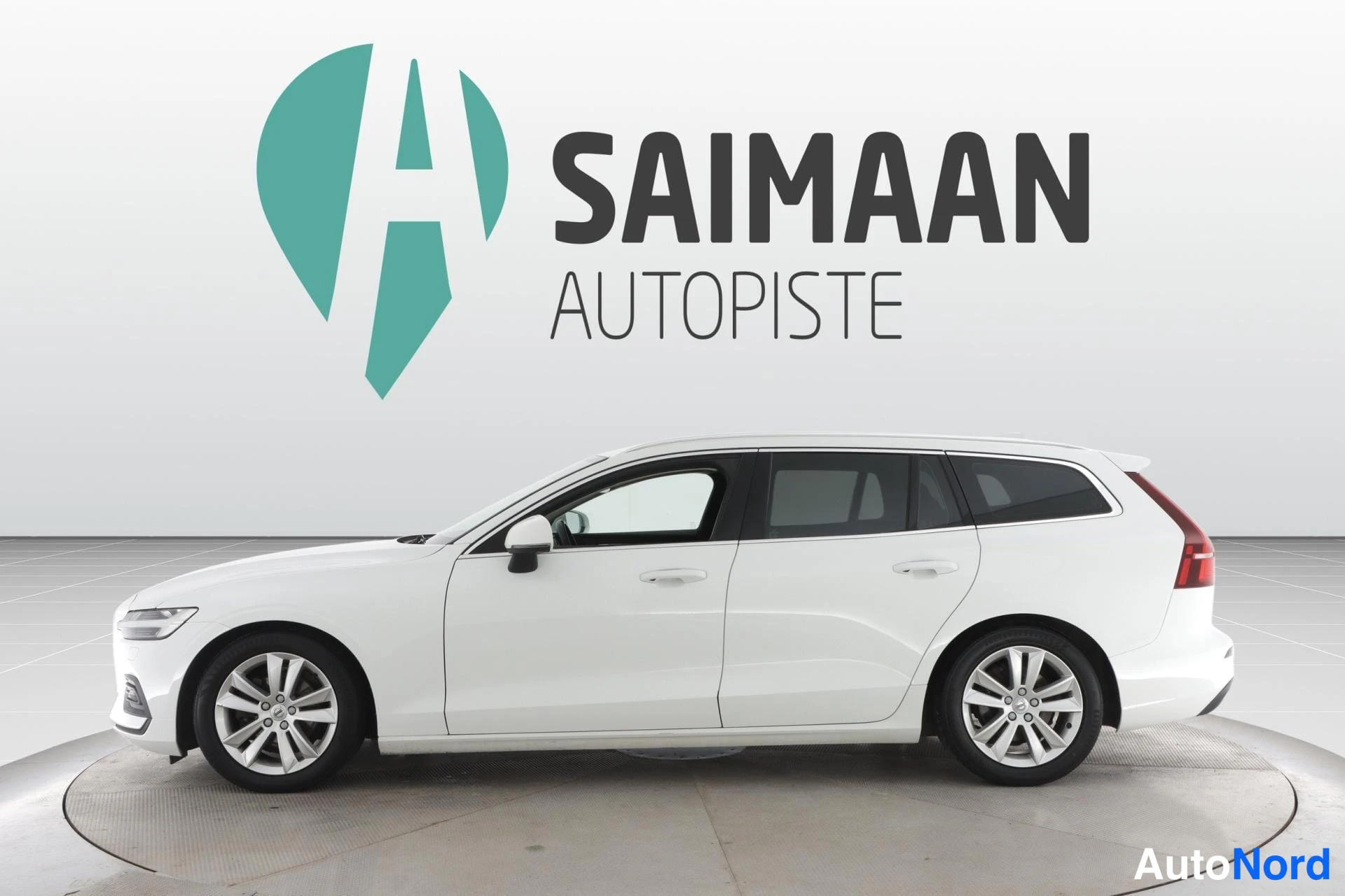 Valkoinen Volvo V60 2019, etuviisto, keula vasemmalle, kuva 2