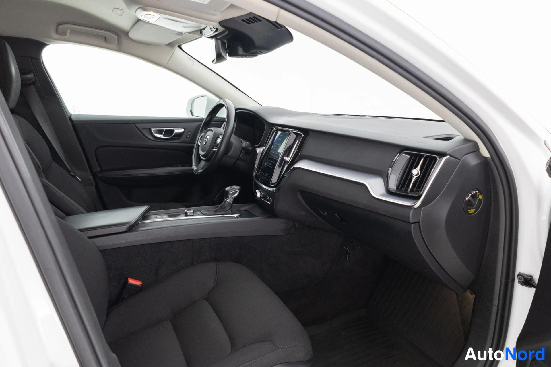 Valkoinen Volvo V60 2019, ohjaamo, kuva 10