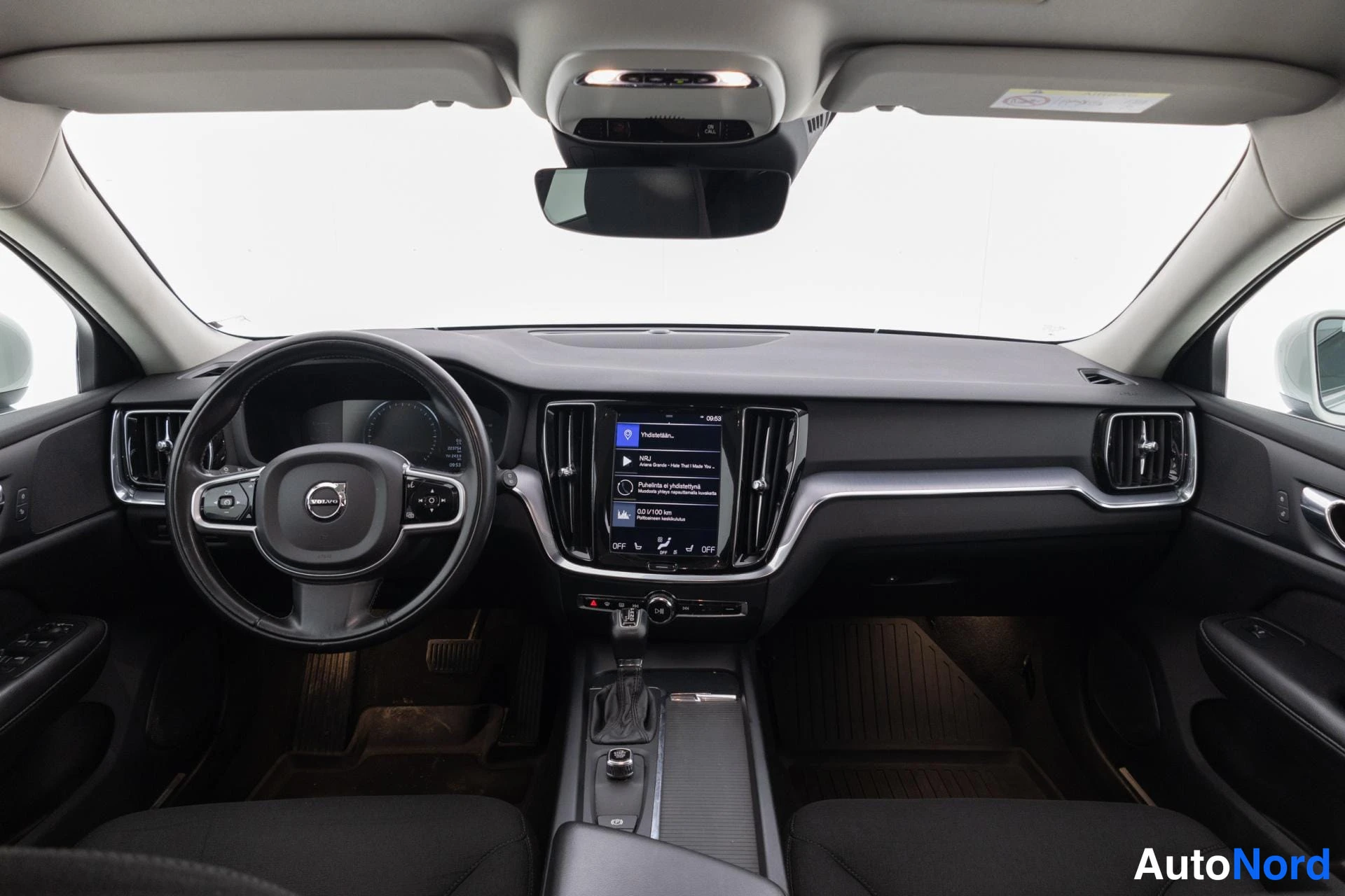 Valkoinen Volvo V60 2019, ohjaamo, kuva 11