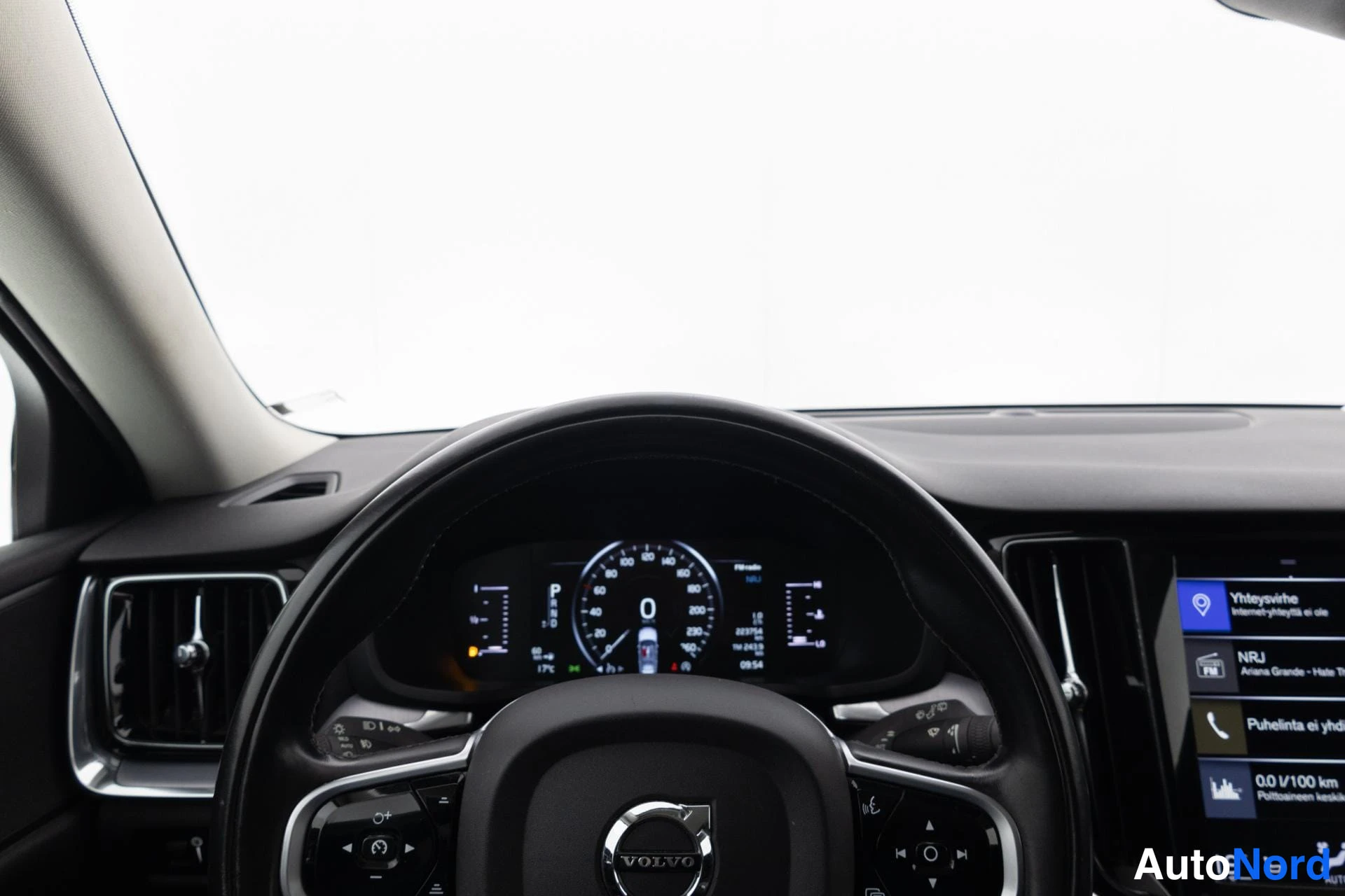 Valkoinen Volvo V60 2019, ohjaamo, kuva 12