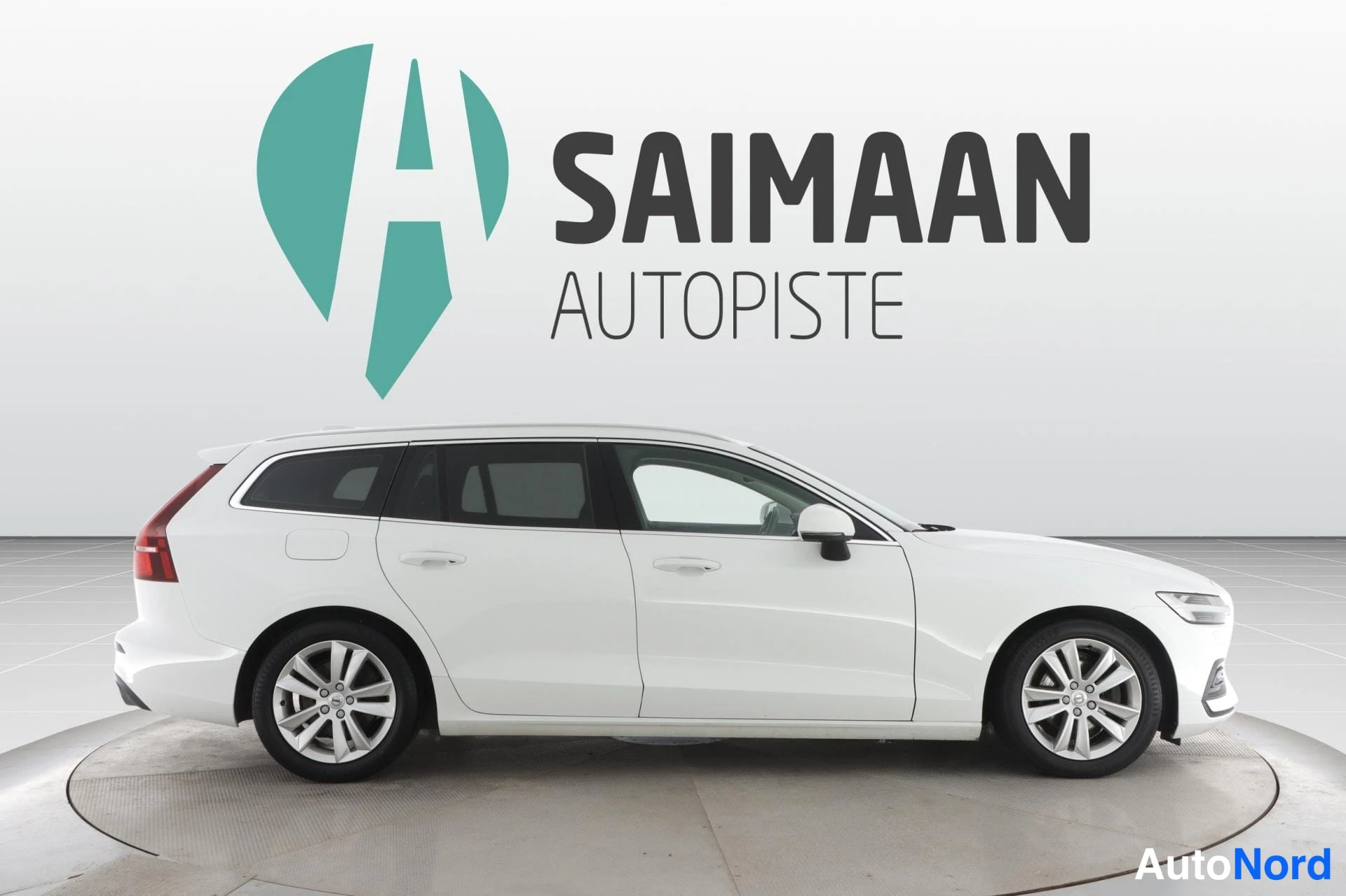 Valkoinen Volvo V60 2019, sivulta, kuva 5