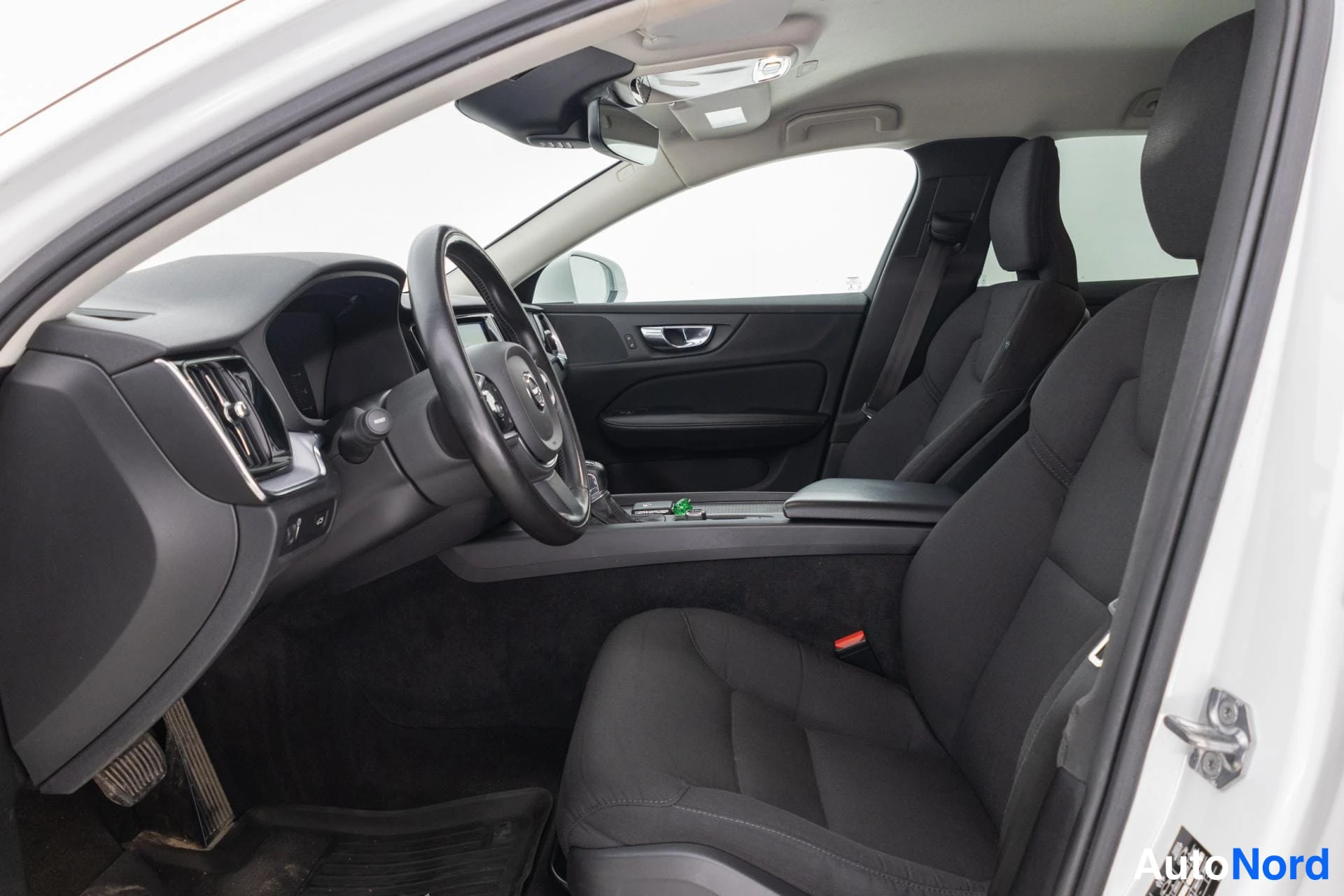 Valkoinen Volvo V60 2019, ohjaamo, kuva 9