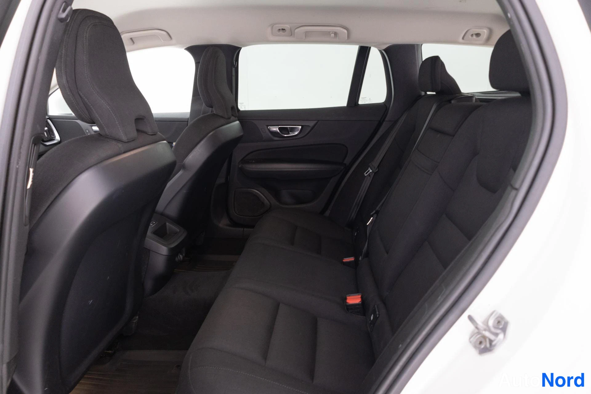 Valkoinen Volvo V60 2019, takaistuimet, kuva 13